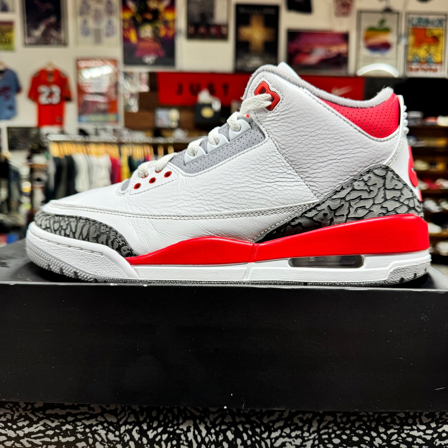 Jordan 3 'Fire Red' Size 9