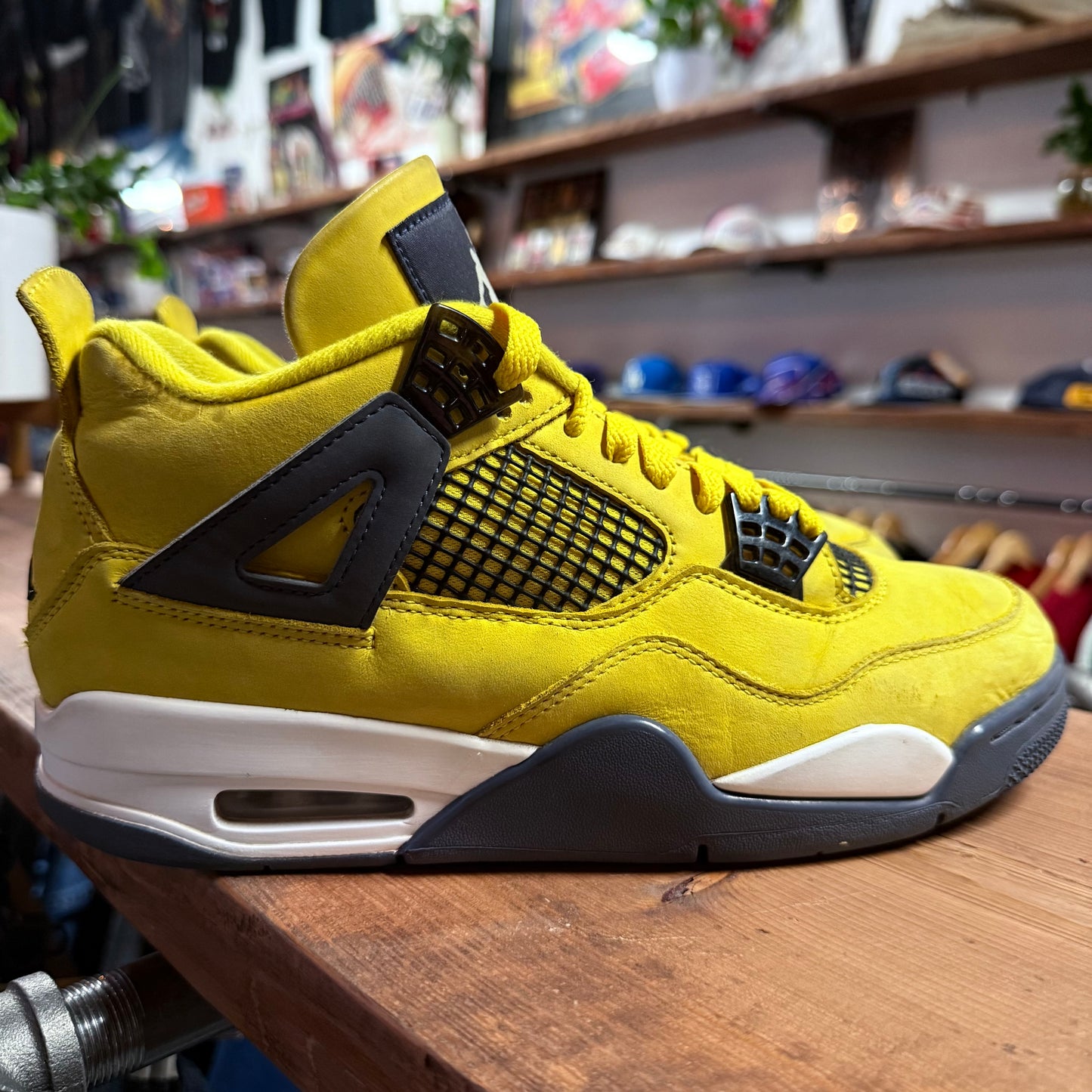 Jordan 4 'Lightning' Size 9