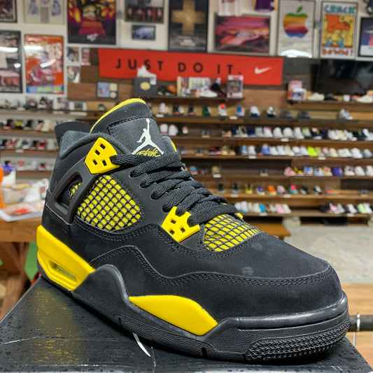 Jordan 4 'Thunder' Size 6.5Y