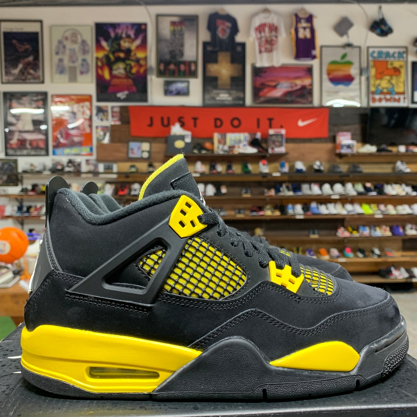 Jordan 4 'Thunder' Size 6.5Y