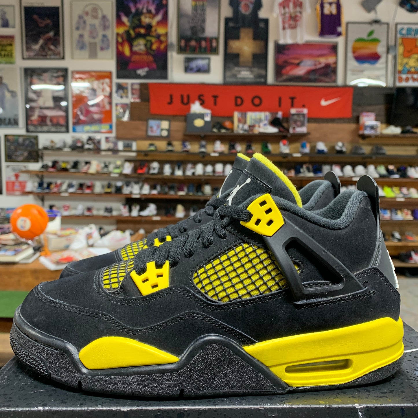 Jordan 4 'Thunder' Size 6.5Y