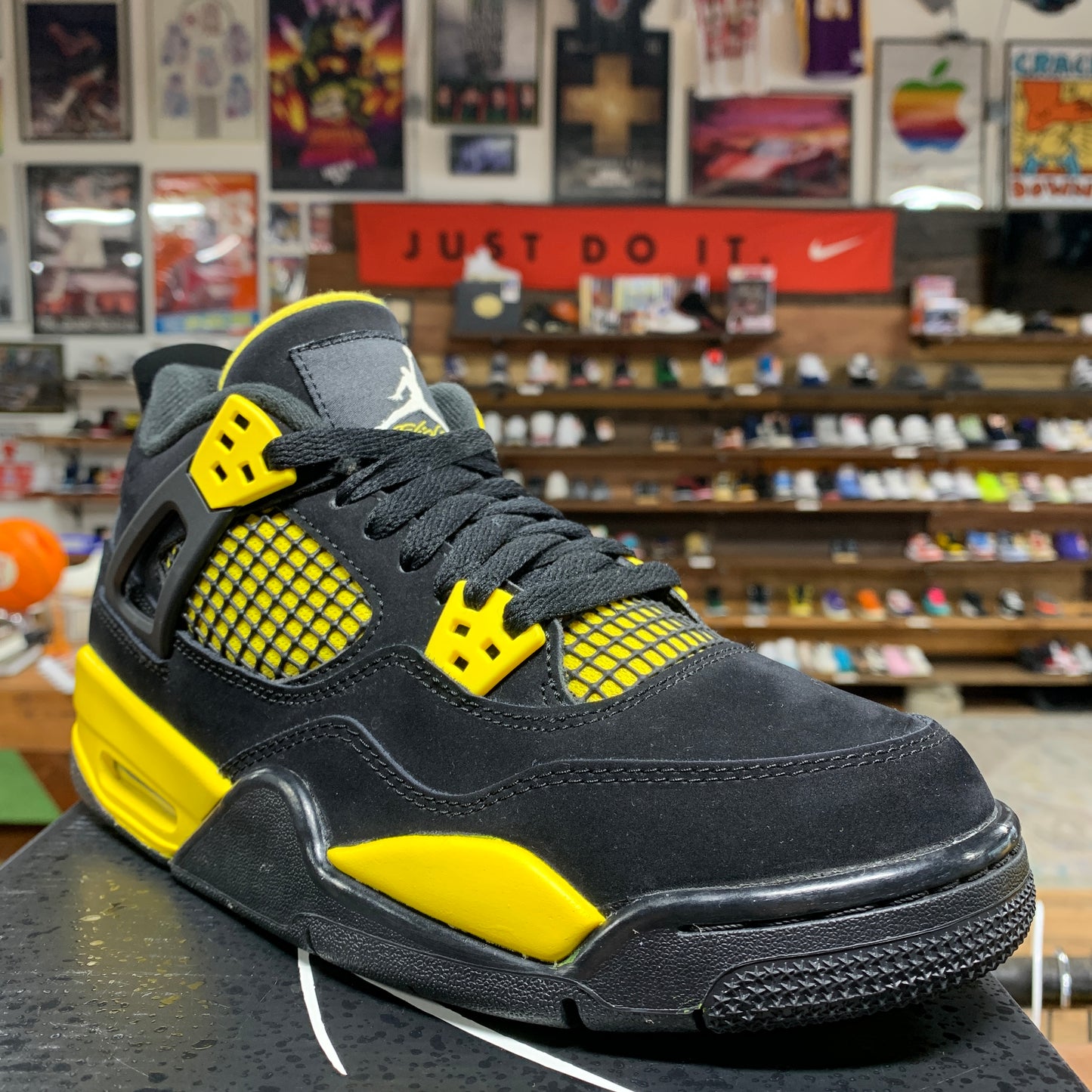 Jordan 4 'Thunder' Size 6.5Y