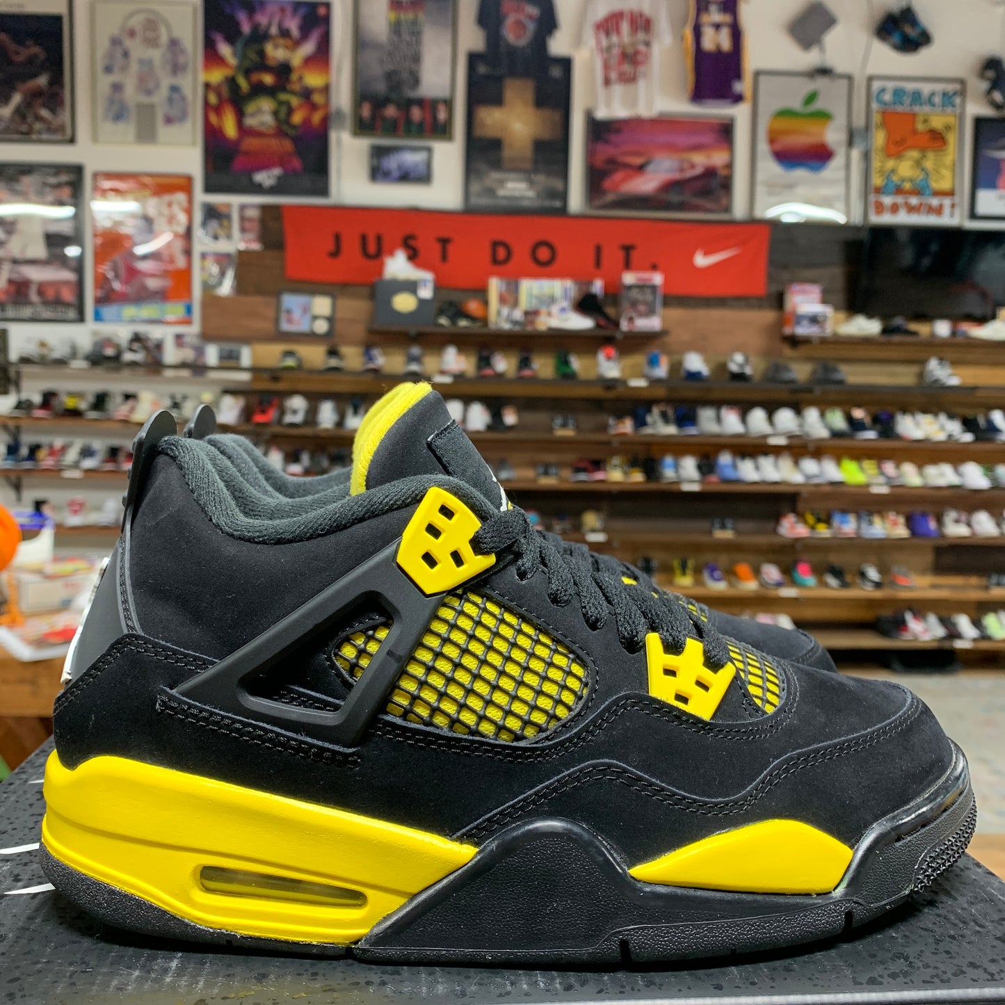 Jordan 4 'Thunder' Size 6.5Y