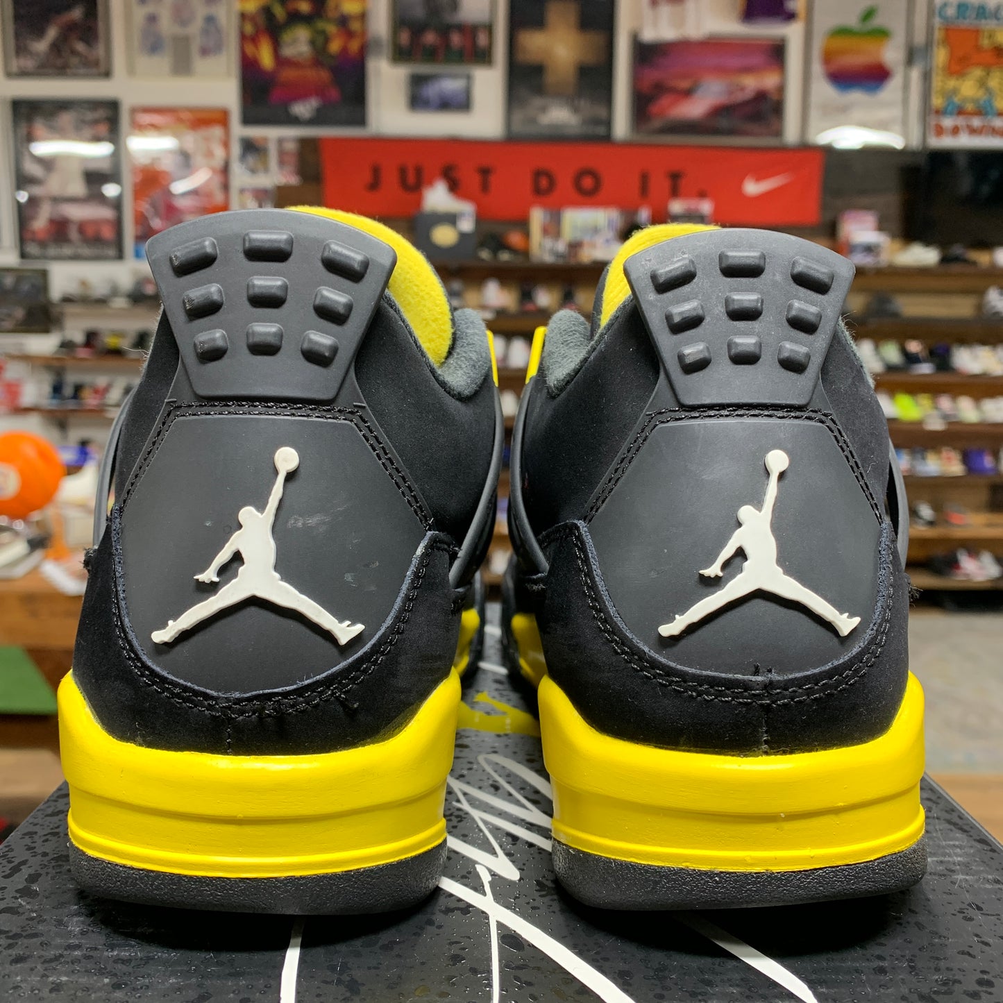 Jordan 4 'Thunder' Size 6.5Y