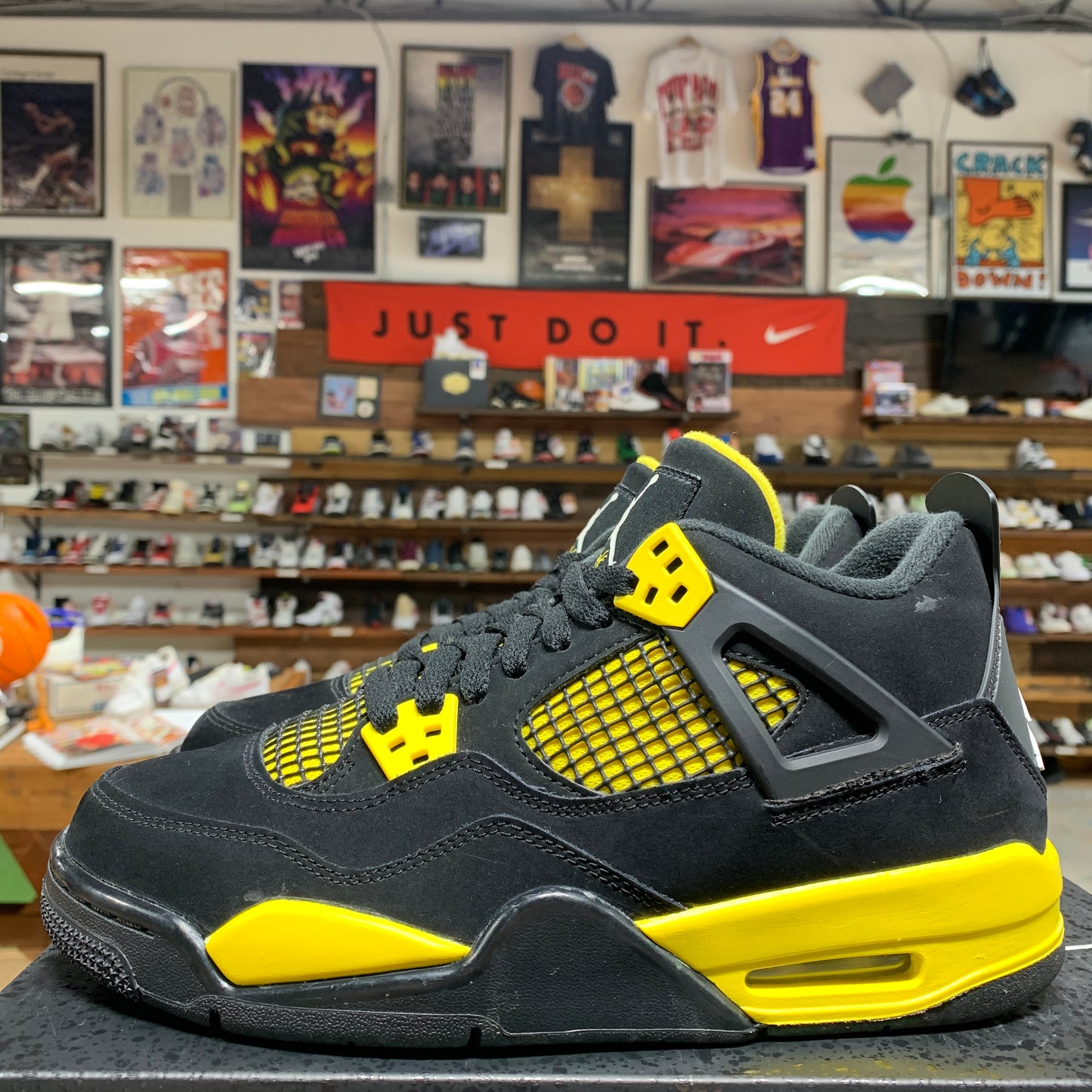 Jordan 4 'Thunder' Size 6.5Y