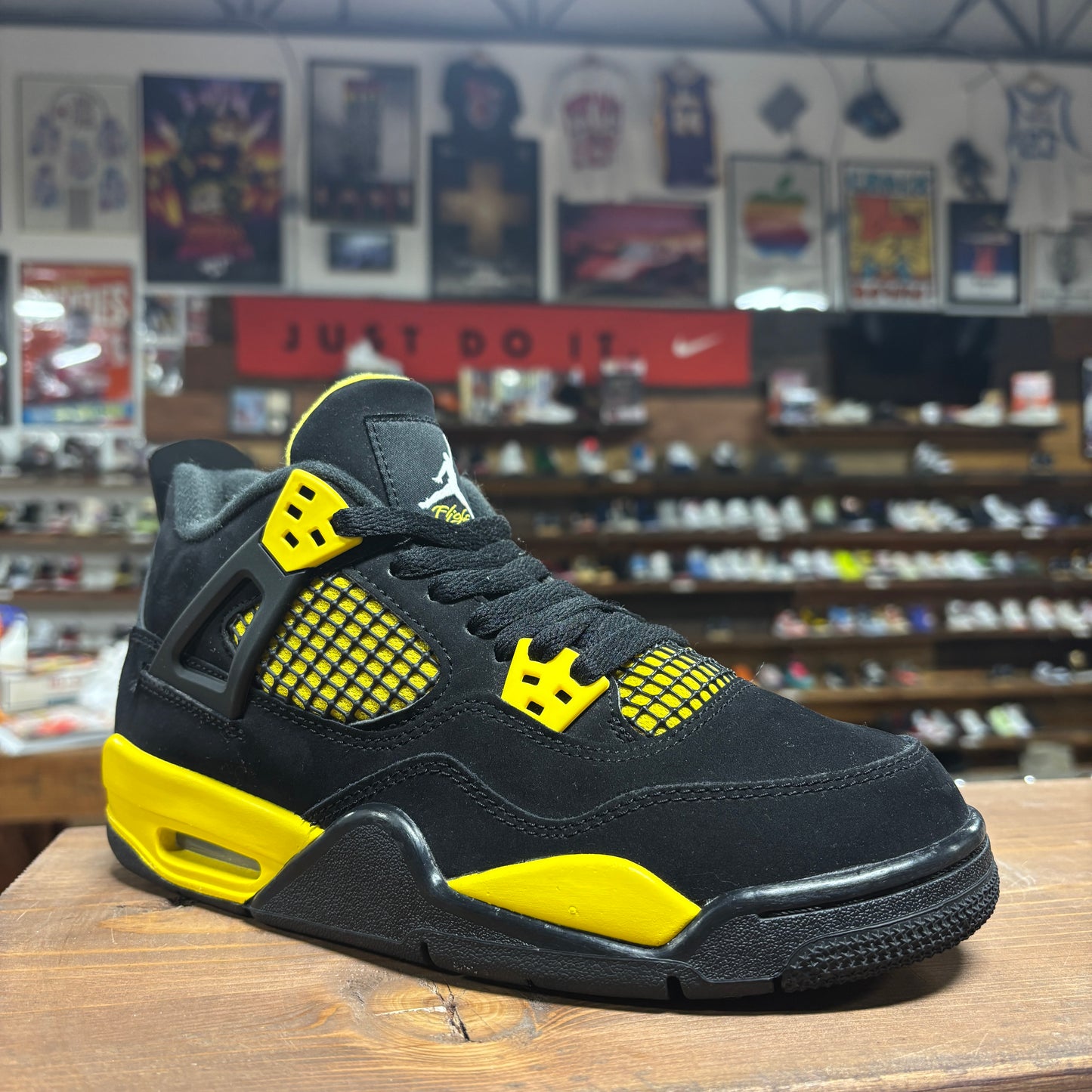 Jordan 4 'Thunder' Size 5.5Y