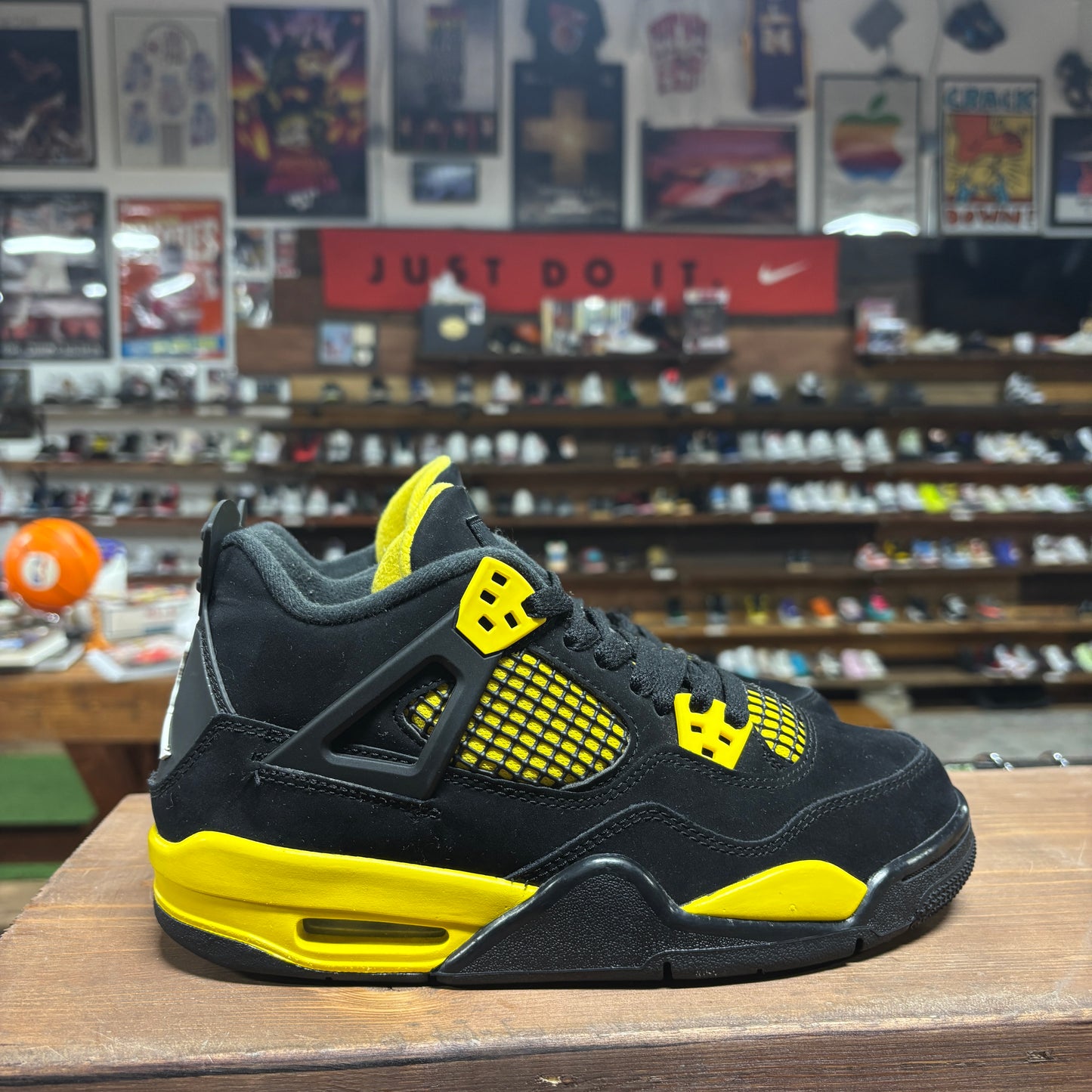 Jordan 4 'Thunder' Size 5.5Y