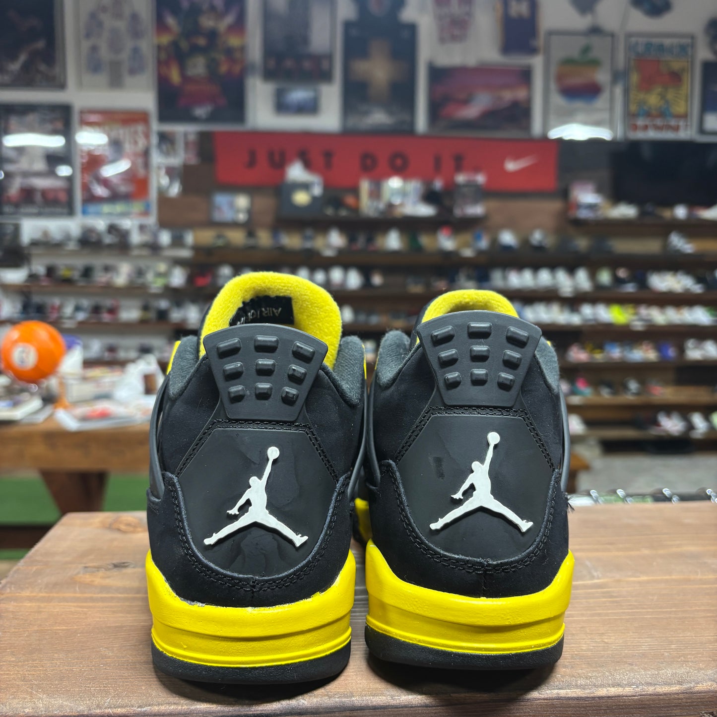 Jordan 4 'Thunder' Size 5.5Y