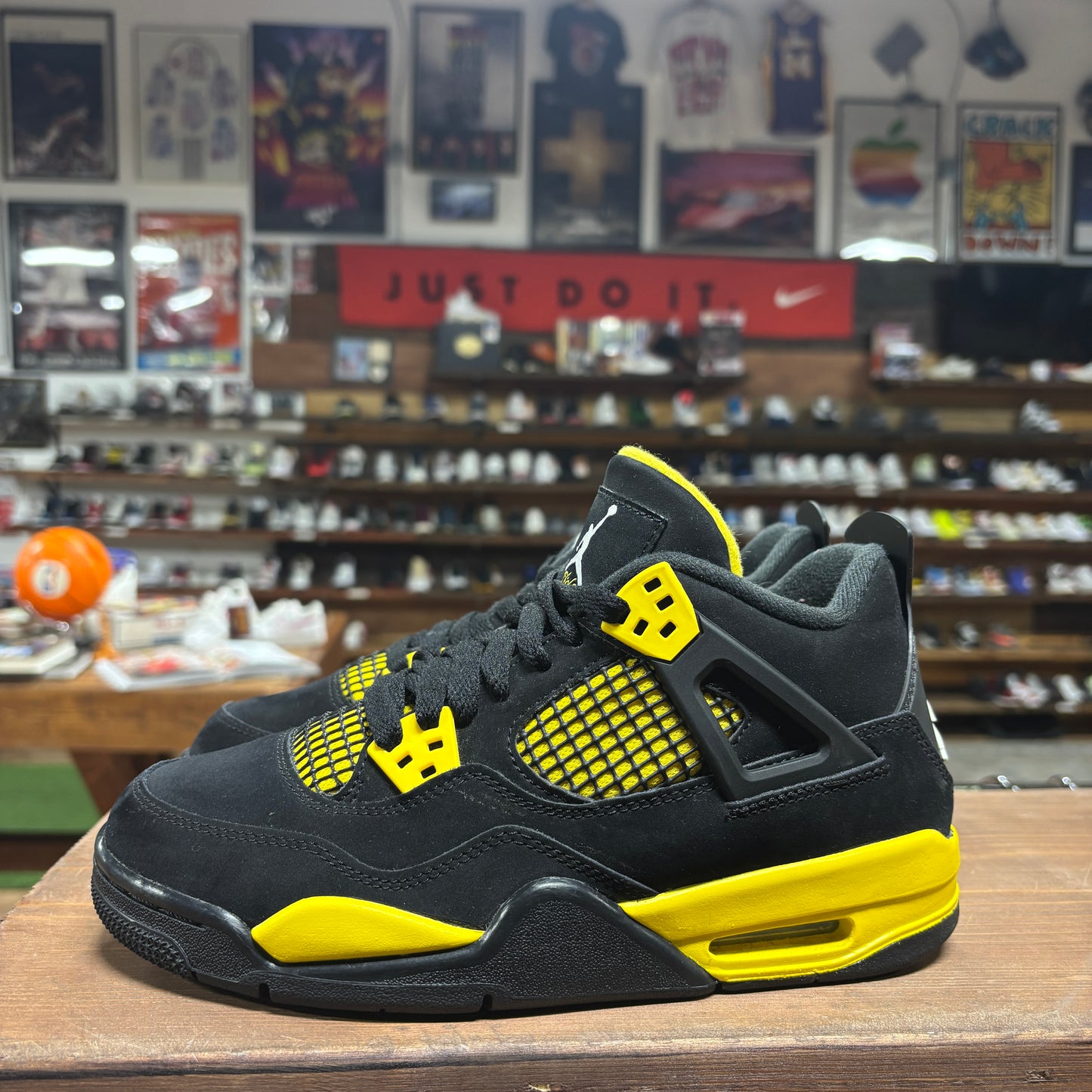 Jordan 4 'Thunder' Size 5.5Y