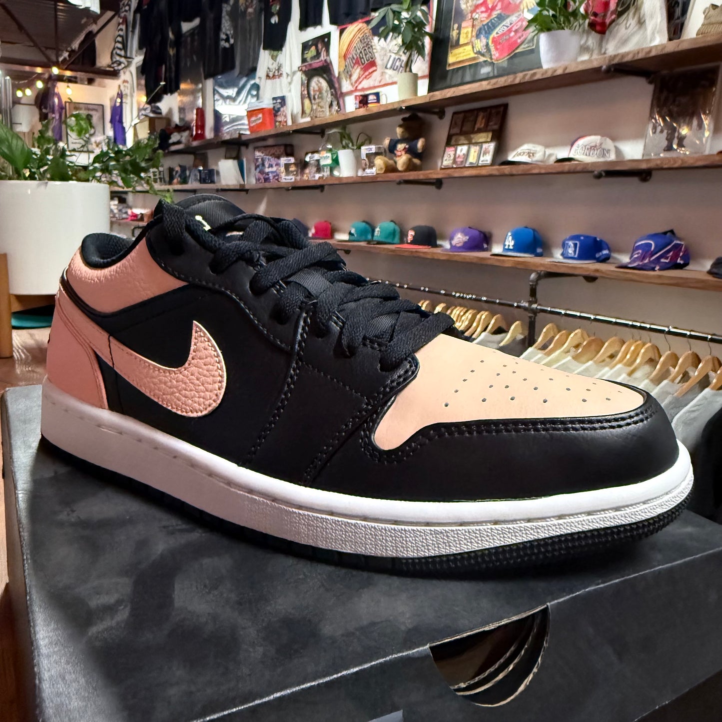 Jordan 1 Low 'Crimson Tint' Size 9