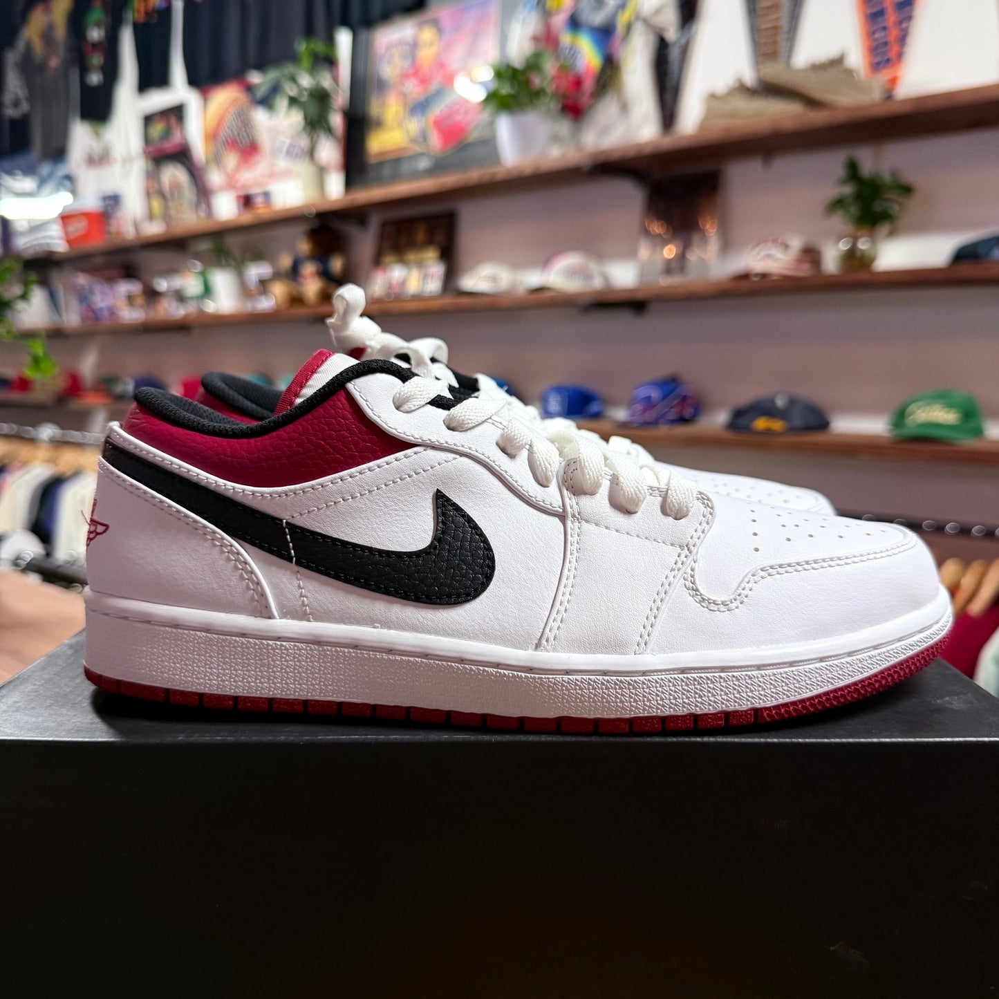 Jordan 1 Low 'White University Red Black' Size 9