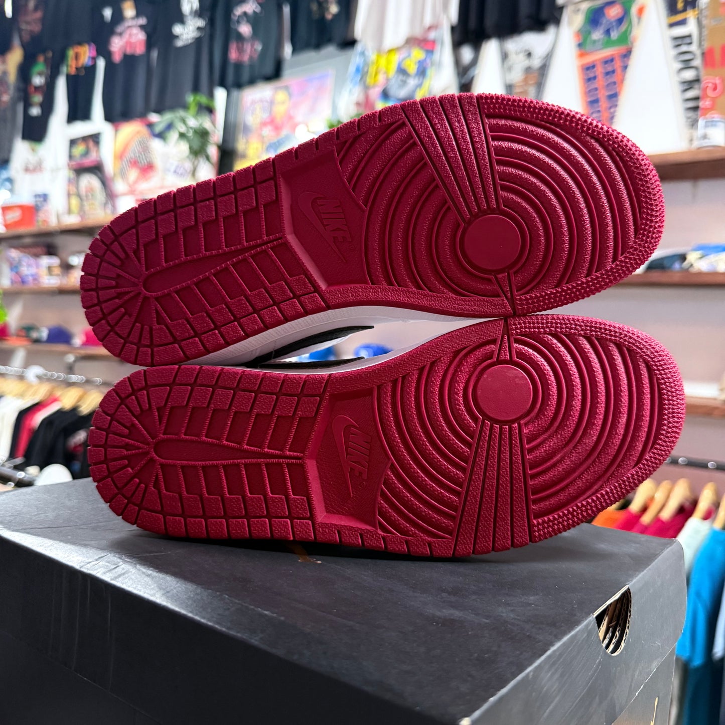 Jordan 1 Low 'White University Red Black' Size 9