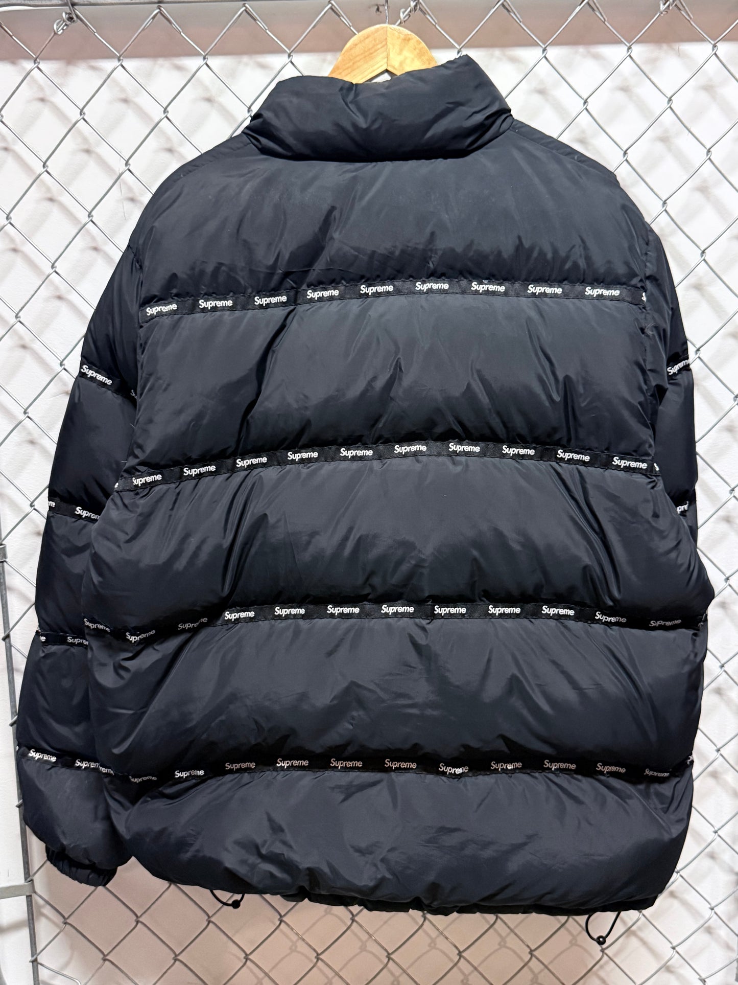Supreme FW16 Logo Tape Puffy Jacket Black Size Large