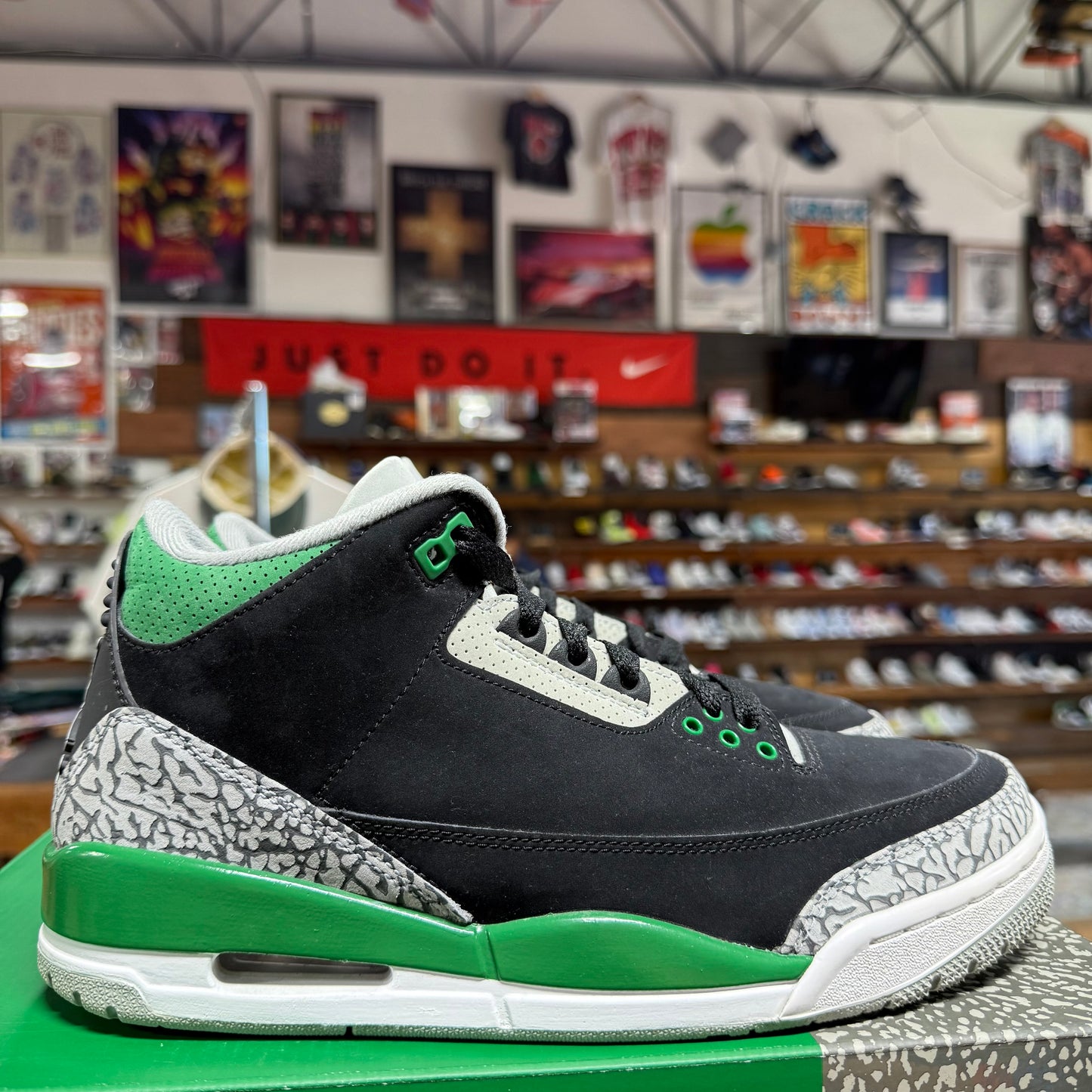 Jordan 3 'Pine Green' Size 8.5