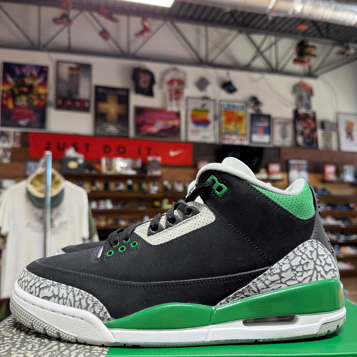 Jordan 3 'Pine Green' Size 8.5