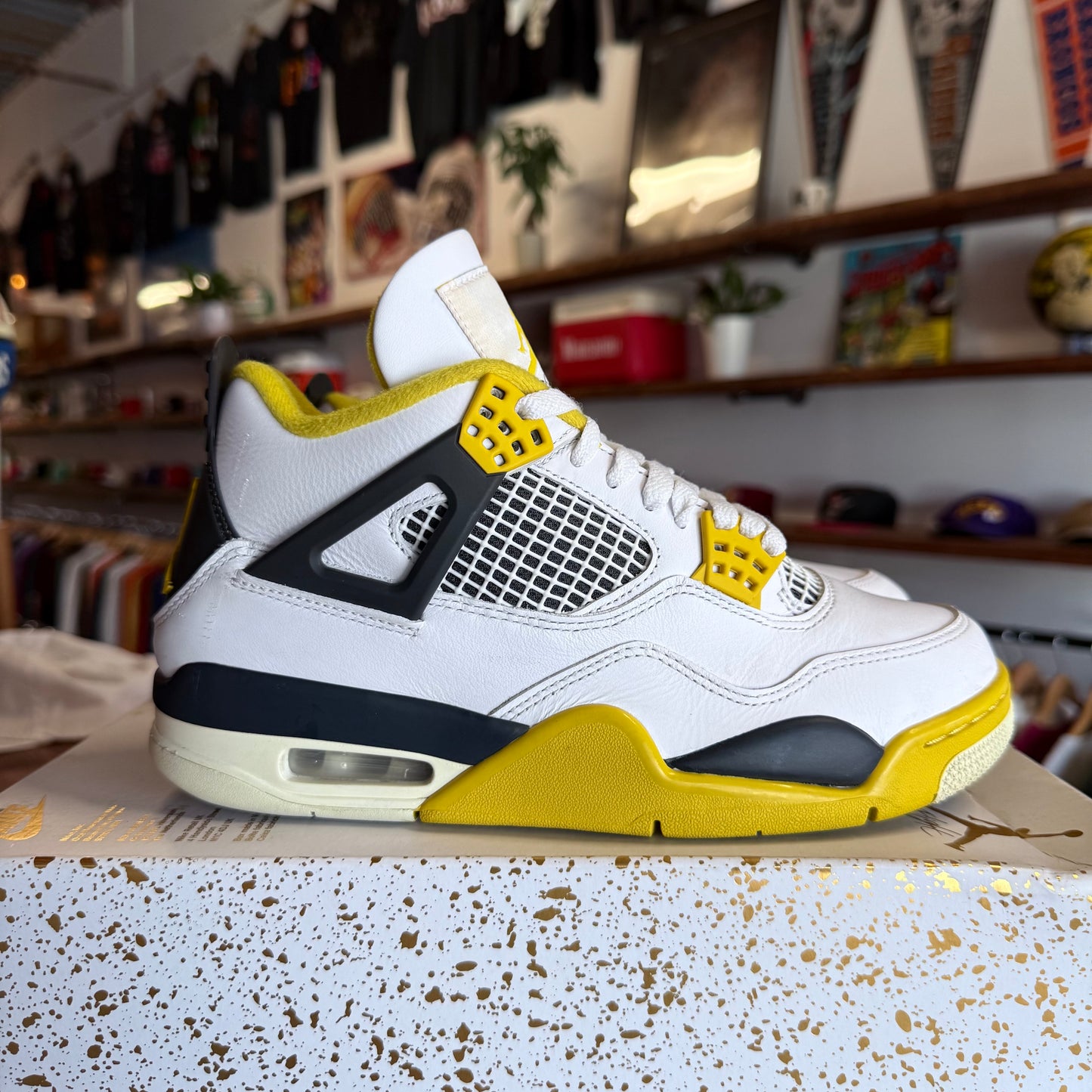 Jordan 4 'Vivid Sulfur' Size 8.5W/7M