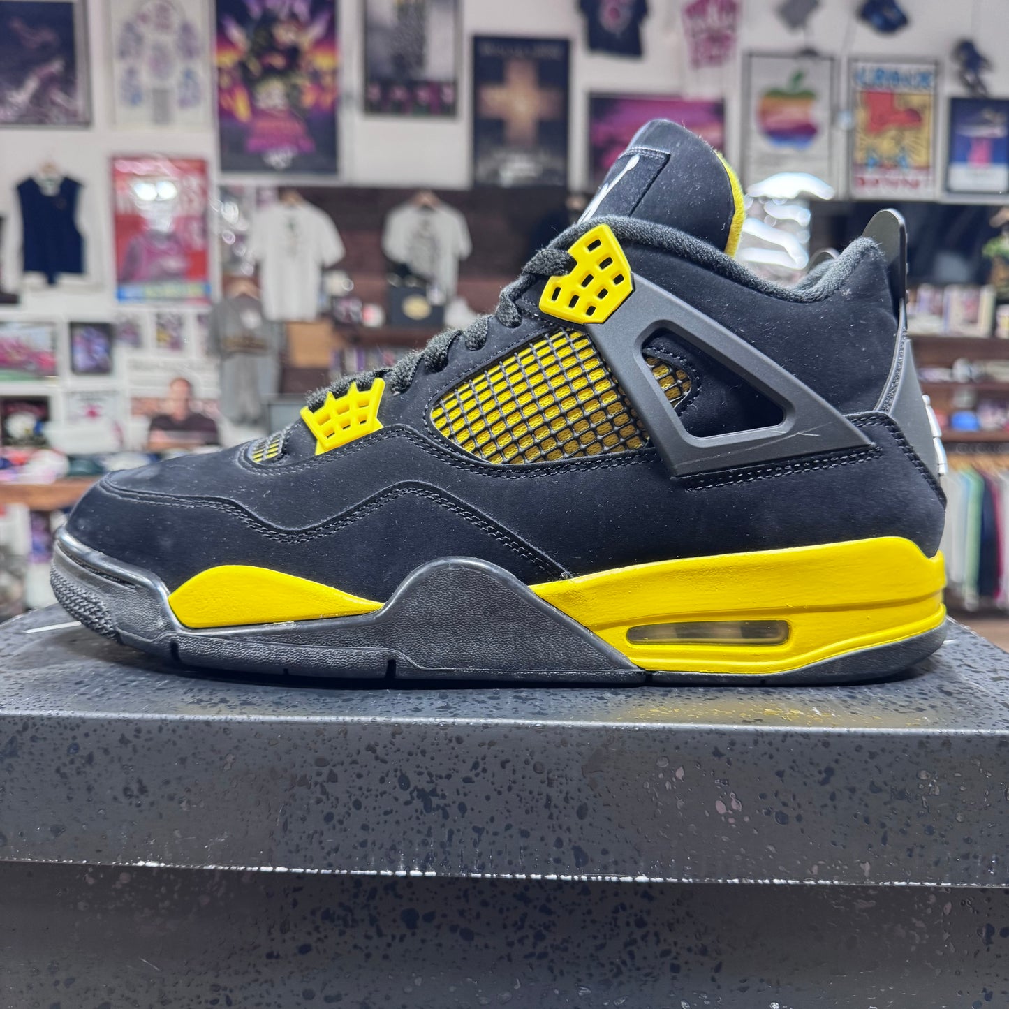 Jordan 4 'Thunder' Size 11
