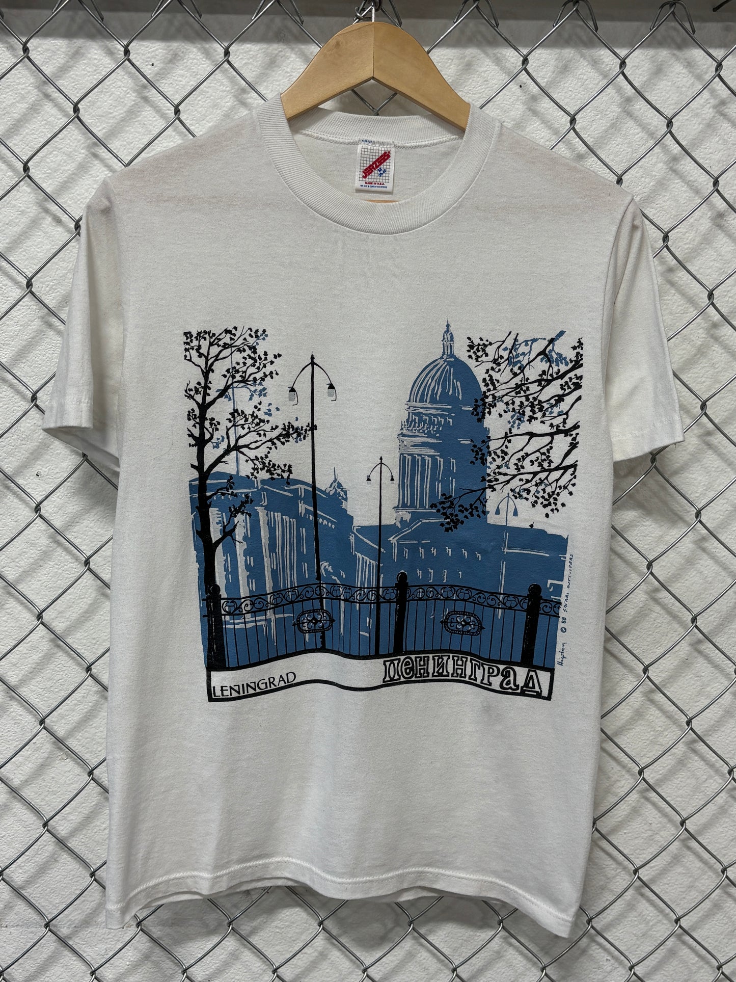 Vintage 80's Russia Leningrad City Skyline Art Graphic Tee Size Medium