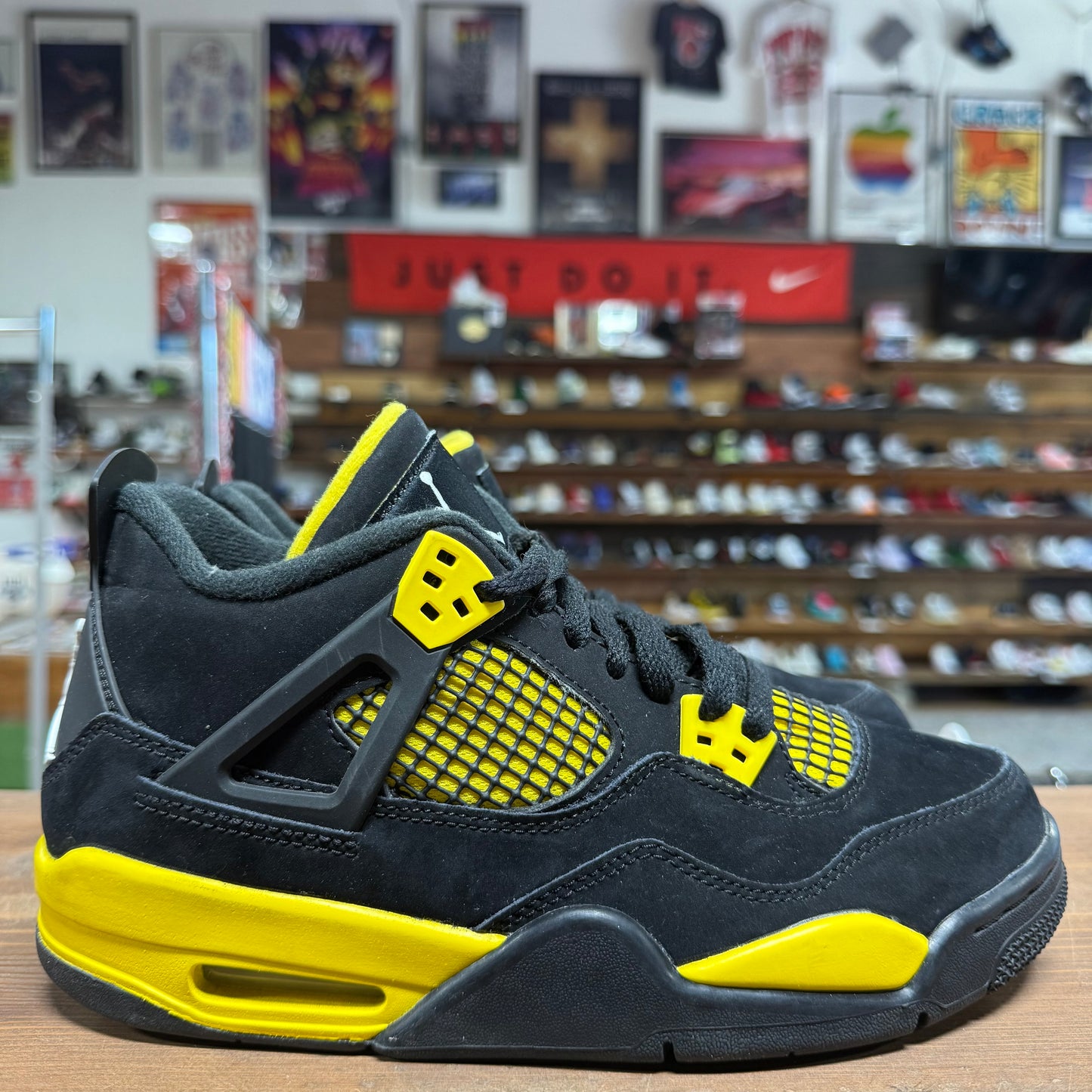Jordan 4 'Thunder' Size 7Y
