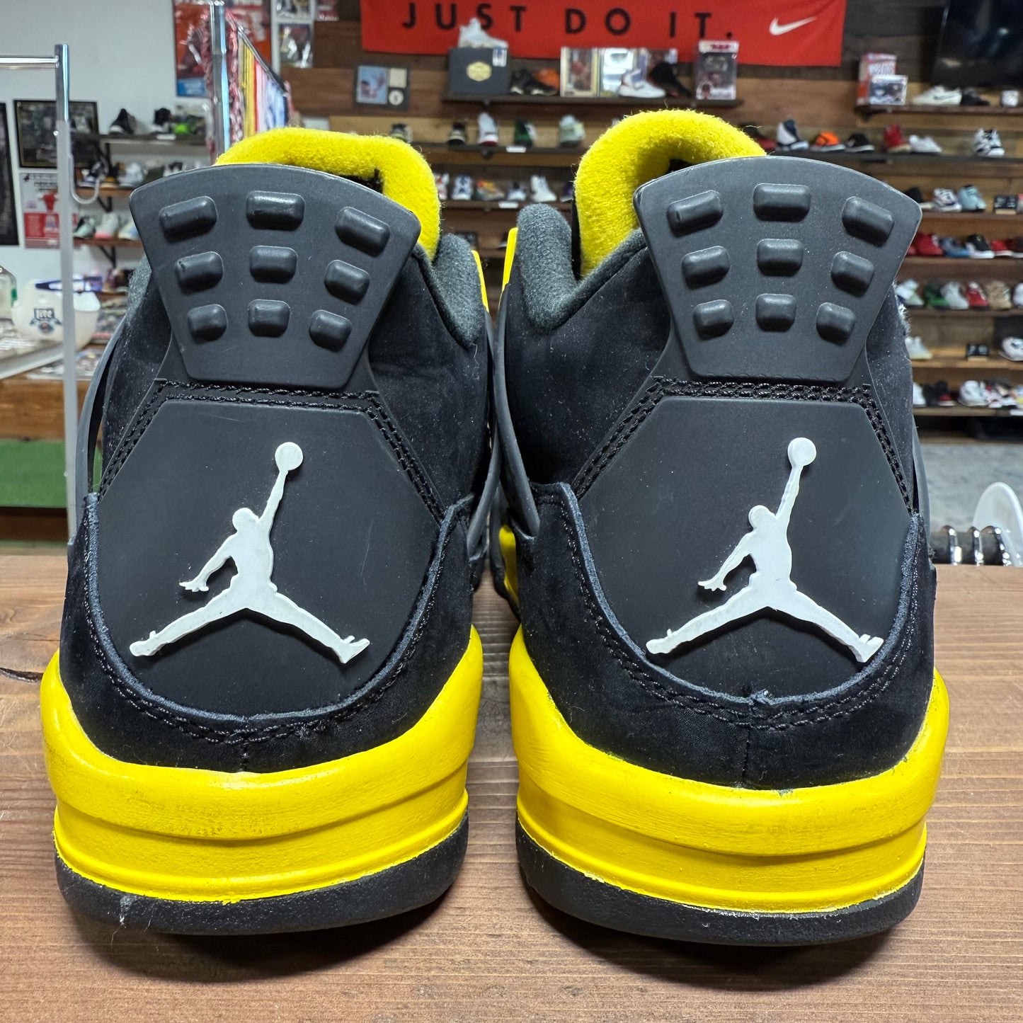 Jordan 4 'Thunder' Size 7Y