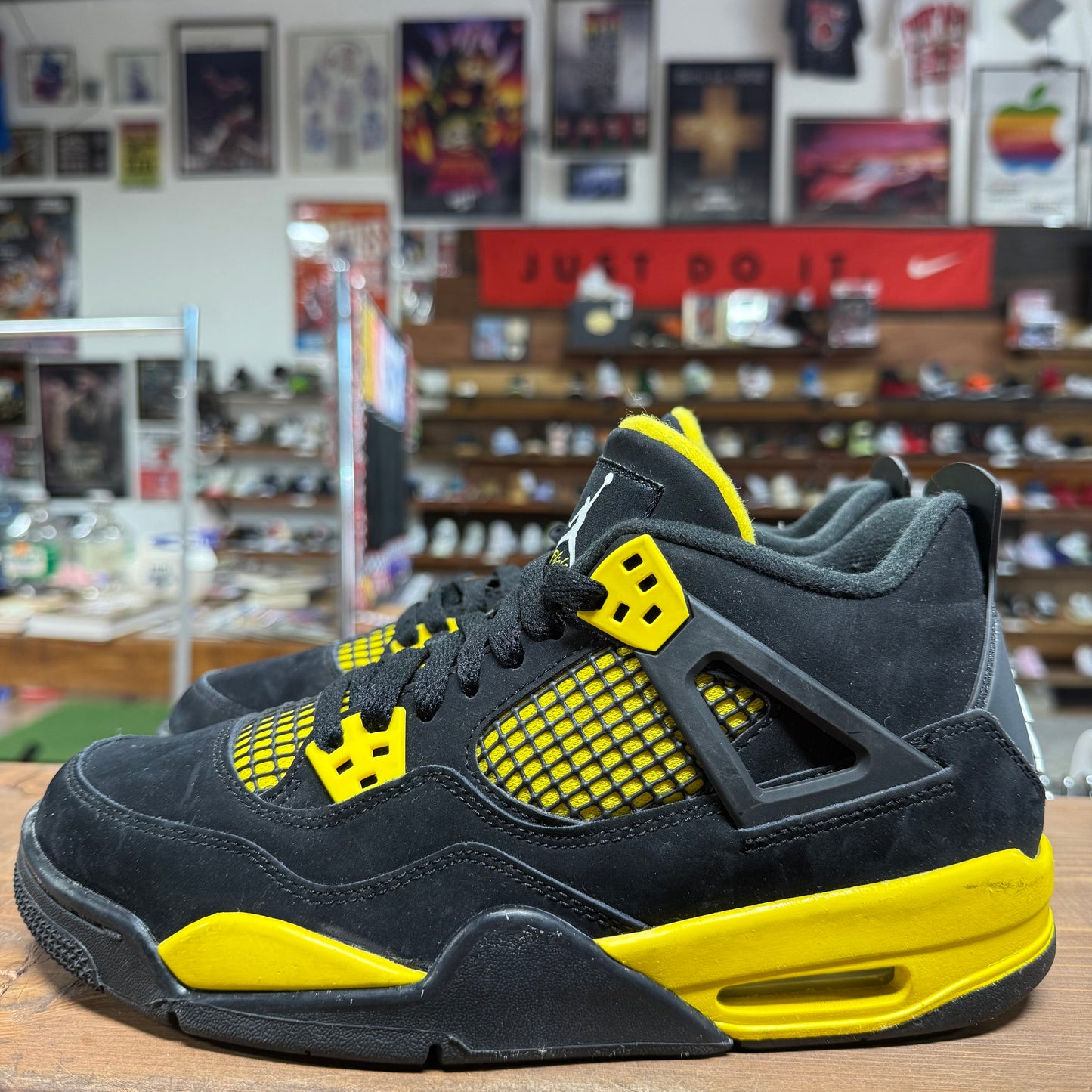 Jordan 4 'Thunder' Size 7Y