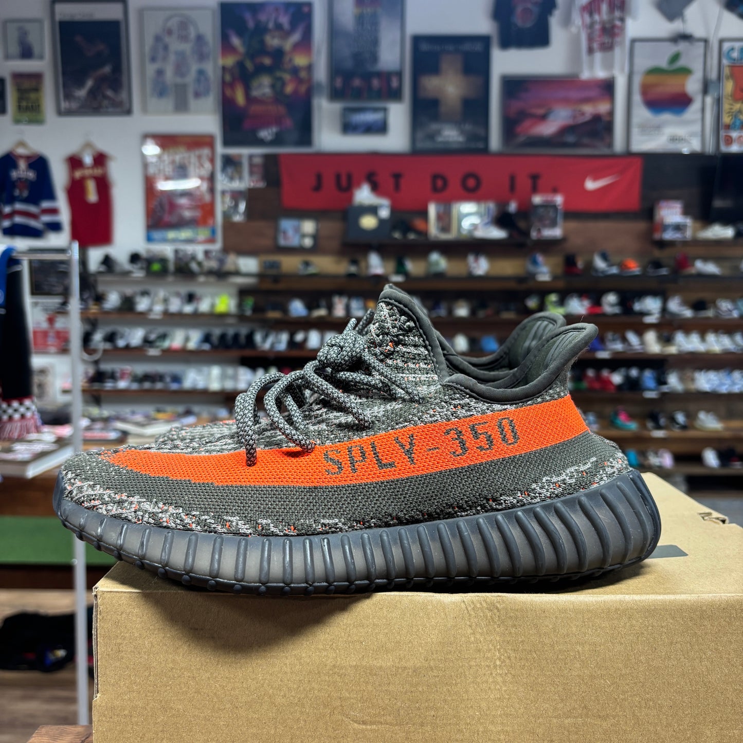 Yeezy 350 v2 'Carbon Beluga' Size 8