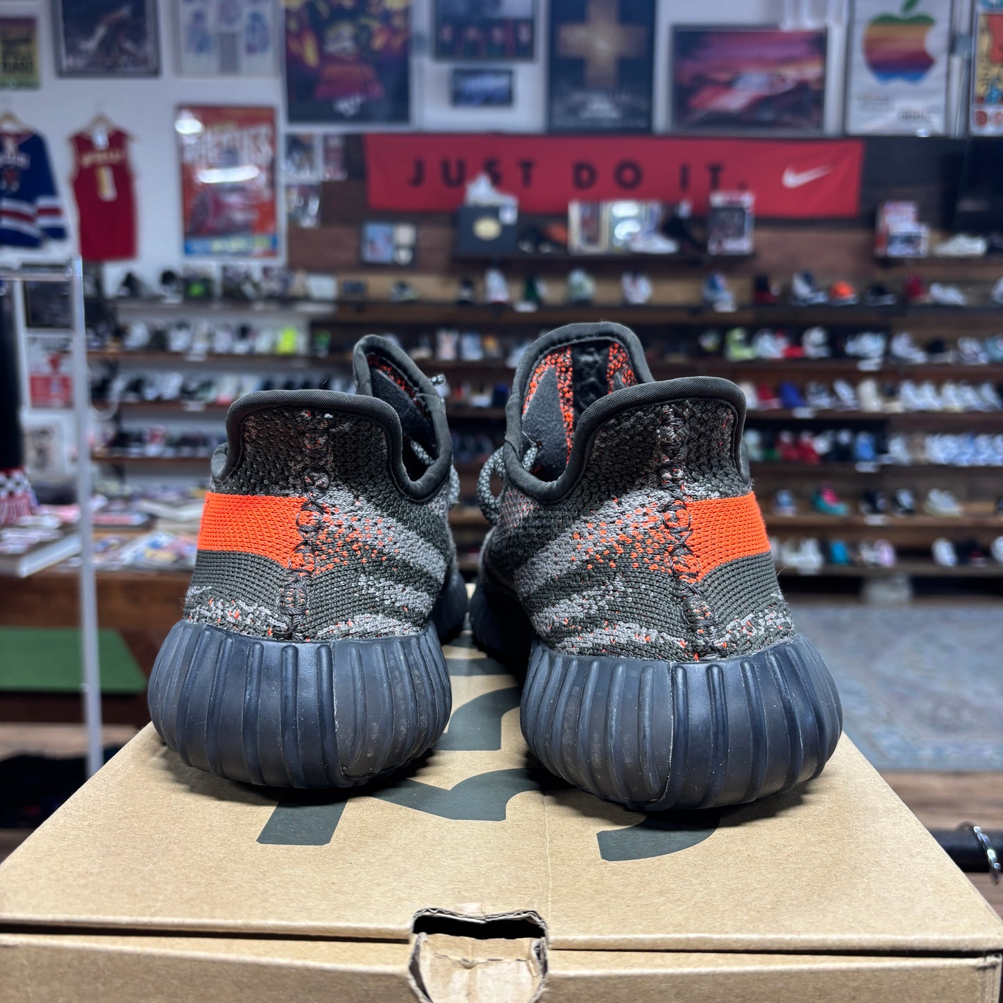 Yeezy 350 v2 'Carbon Beluga' Size 8