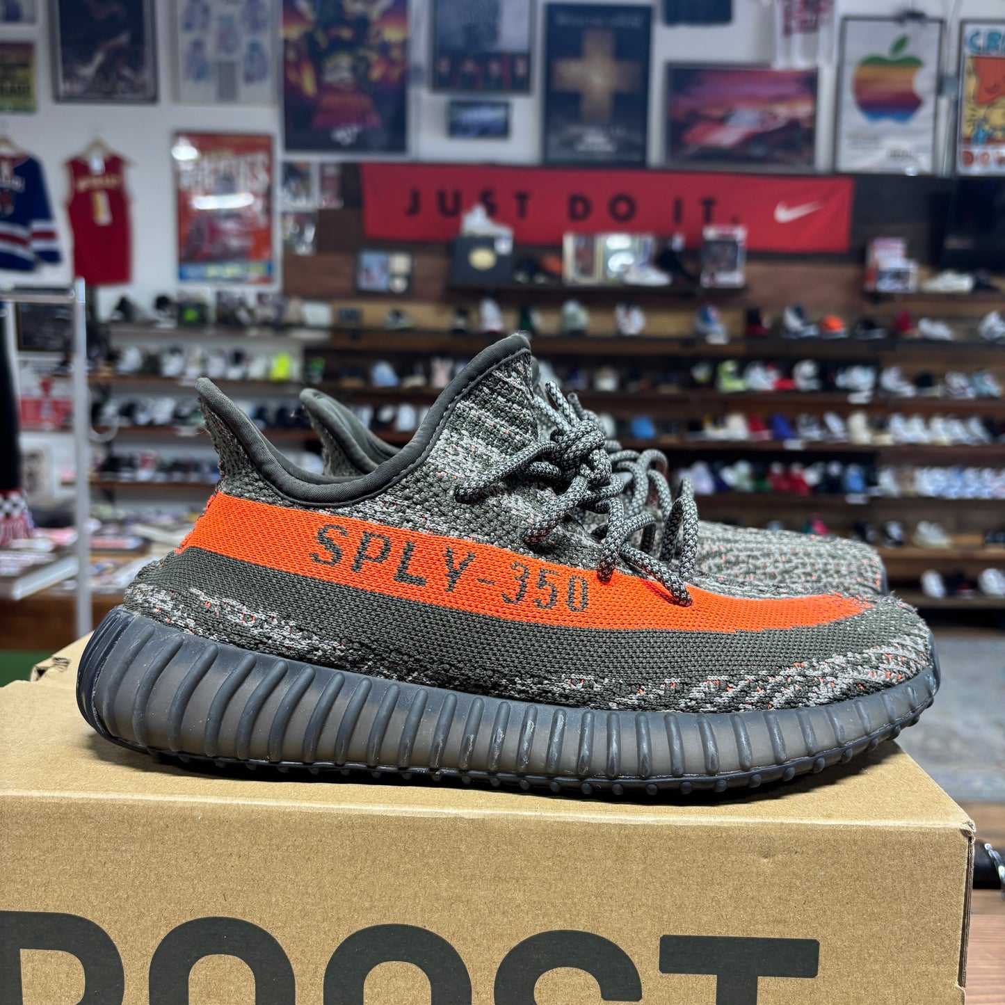 Yeezy 350 v2 'Carbon Beluga' Size 8