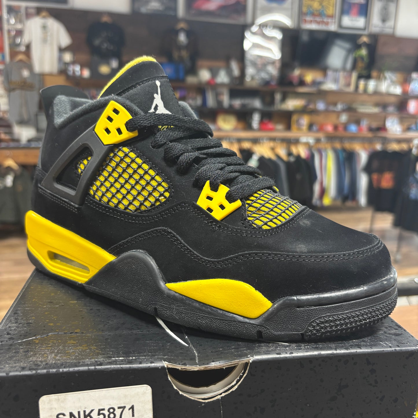 Jordan 4 'Thunder' Size 6.5Y