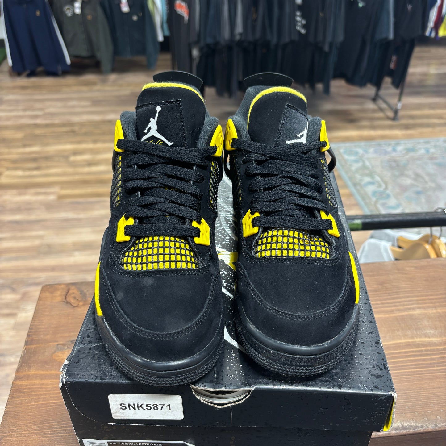 Jordan 4 'Thunder' Size 6.5Y
