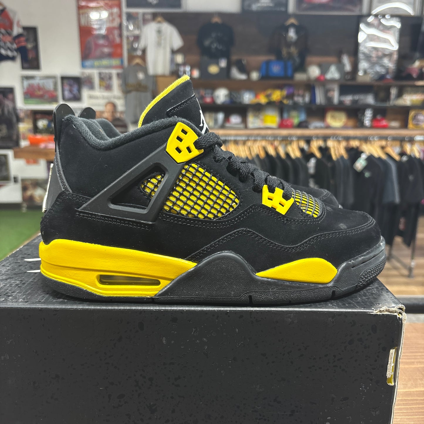 Jordan 4 'Thunder' Size 6.5Y