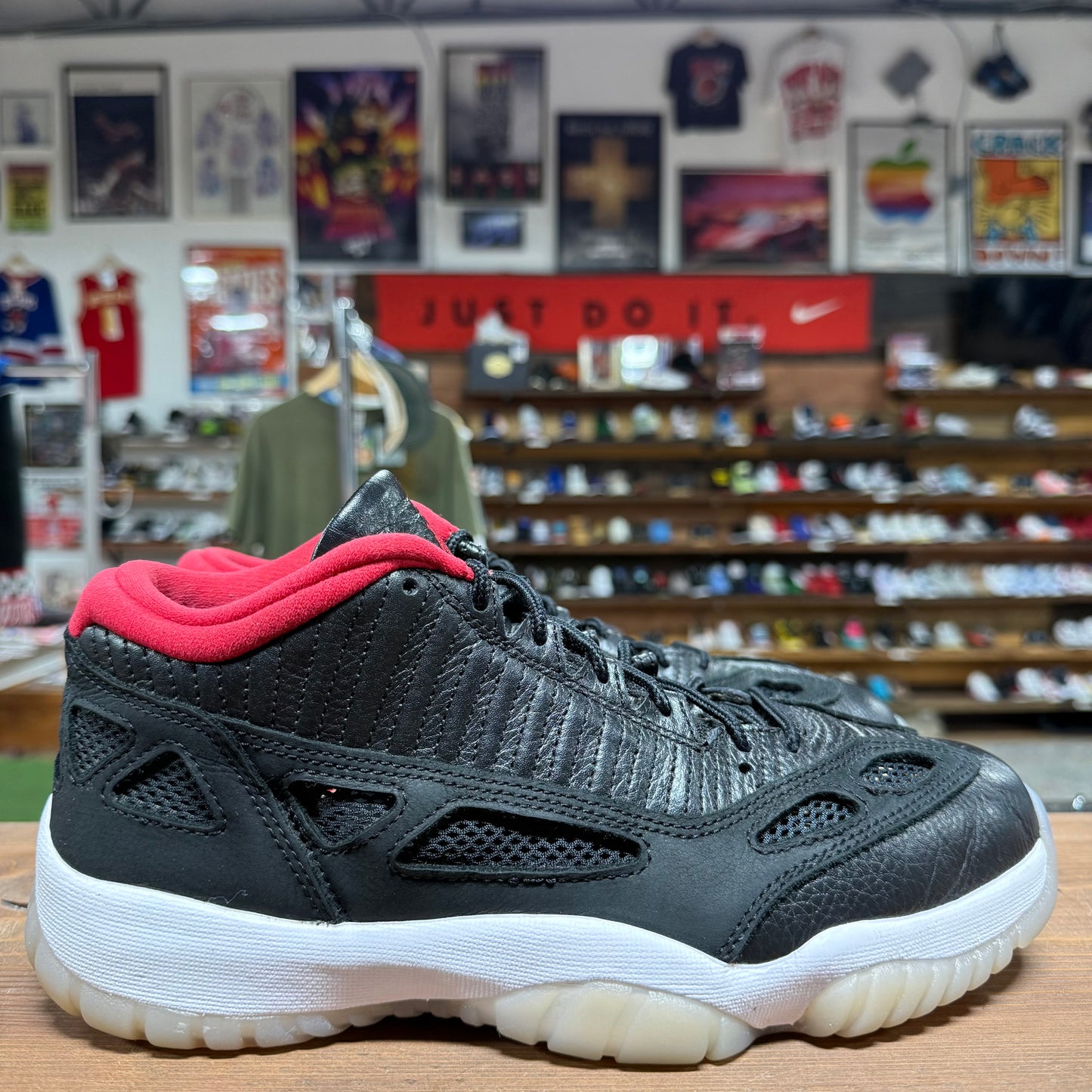 Jordan 11 Low IE 'Bred' Size 9