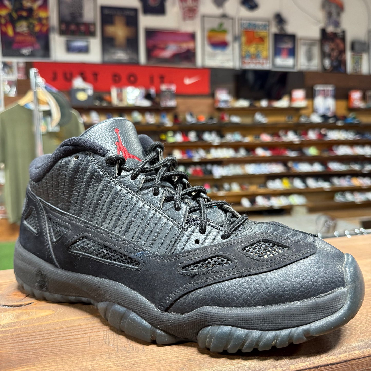 Jordan 11 Low IE 'Referee' Size 9