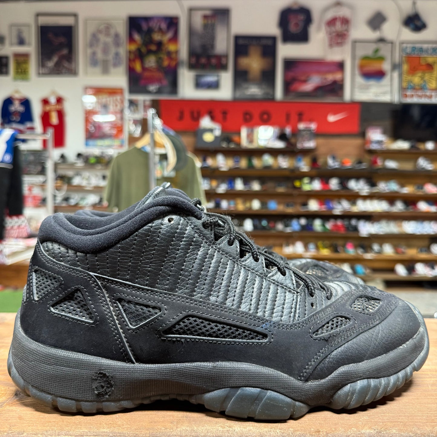 Jordan 11 Low IE 'Referee' Size 9