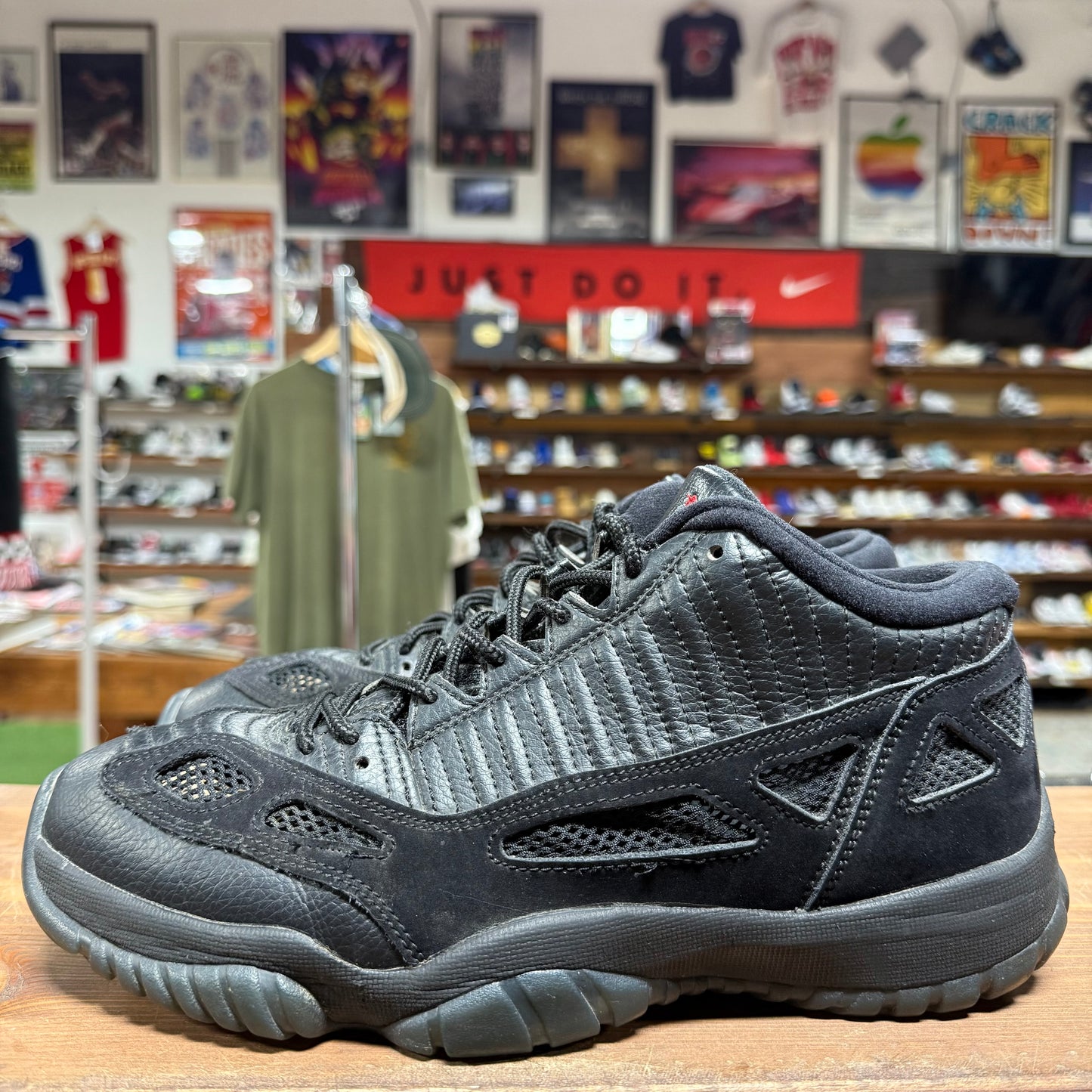 Jordan 11 Low IE 'Referee' Size 9