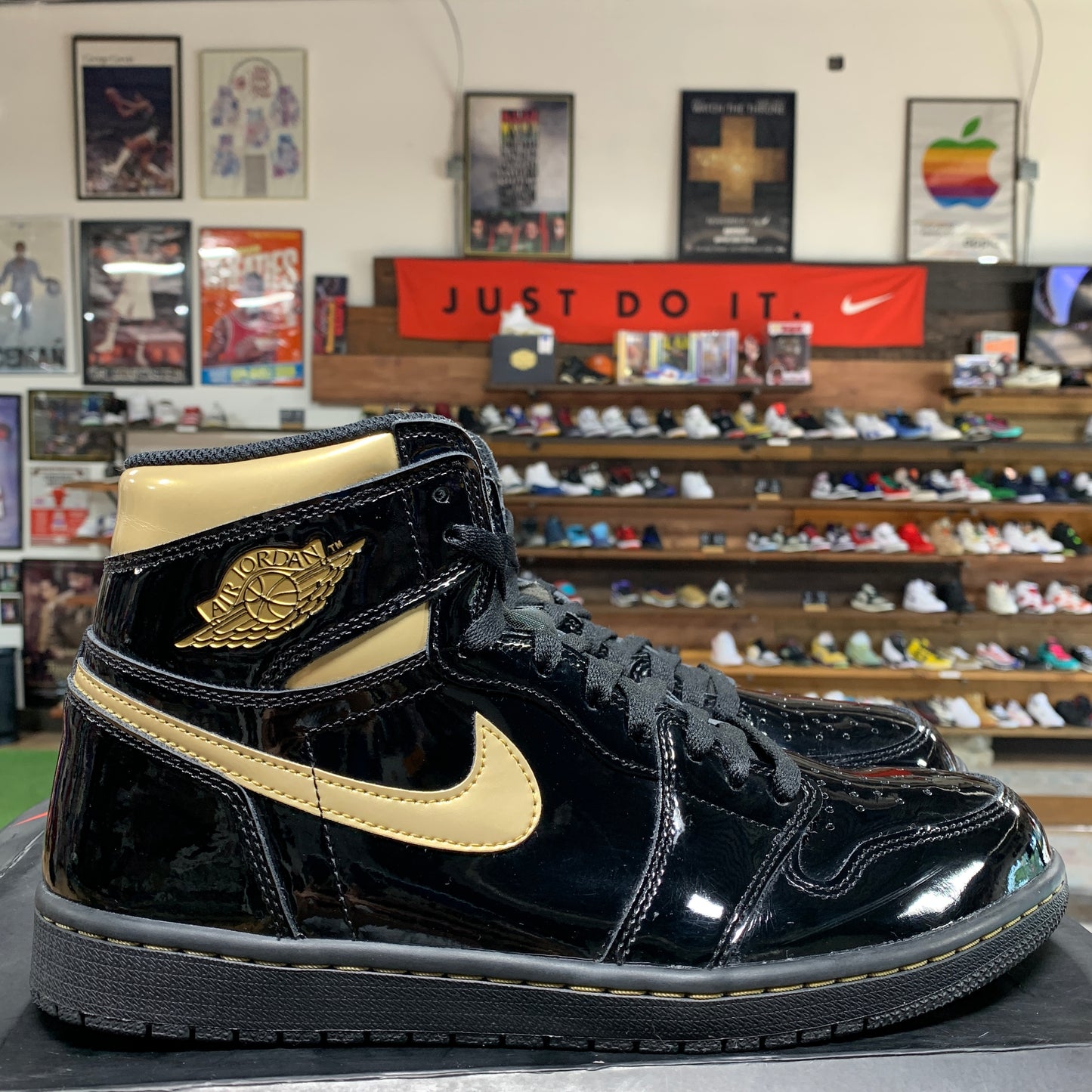 Jordan 1 'Black Metallic Gold' Size 10.5