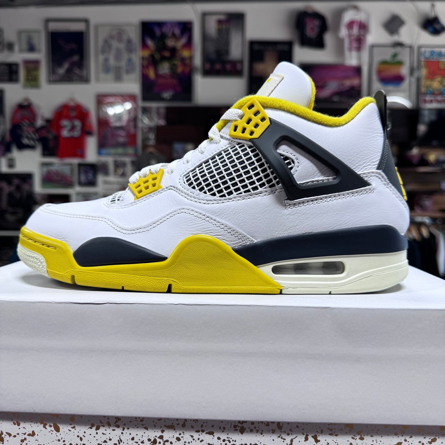 Jordan 4 'Vivid Sulfur' Size 10M/11.5W