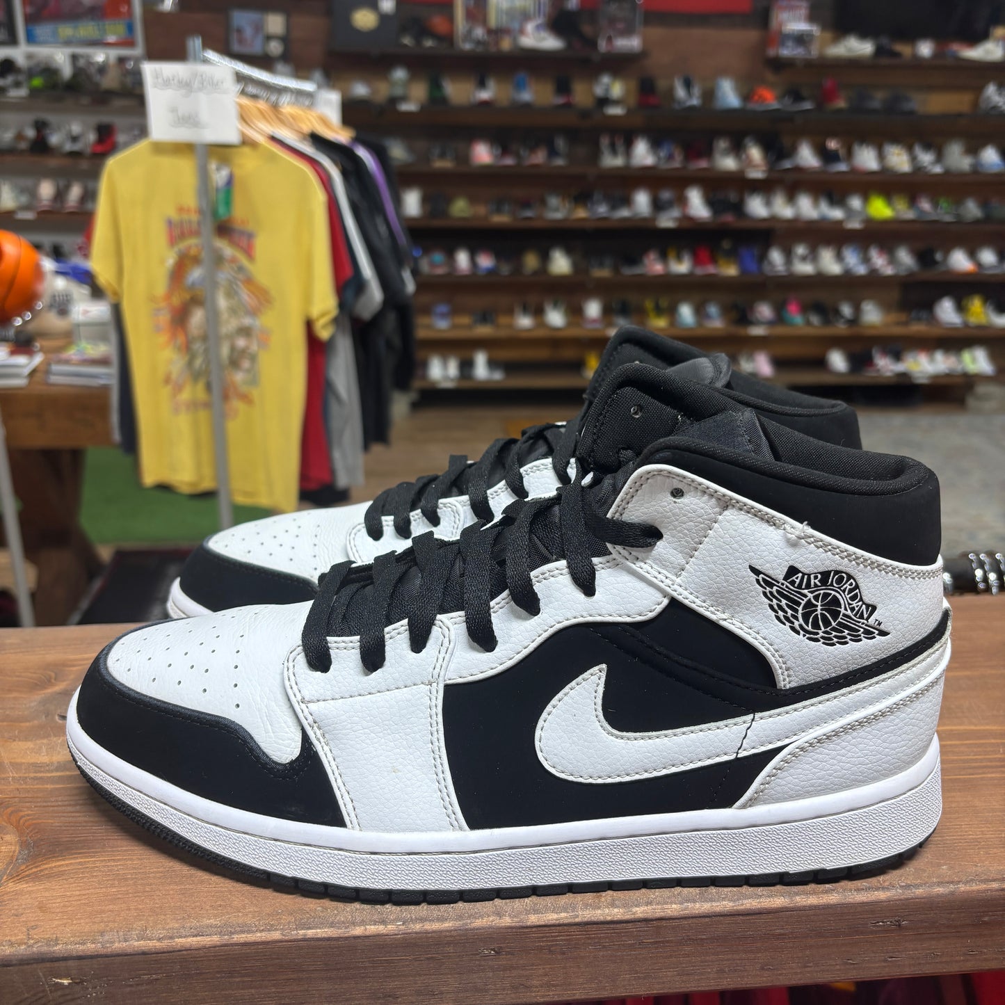 Jordan 1 Mid 'Tuxedo' Size 11
