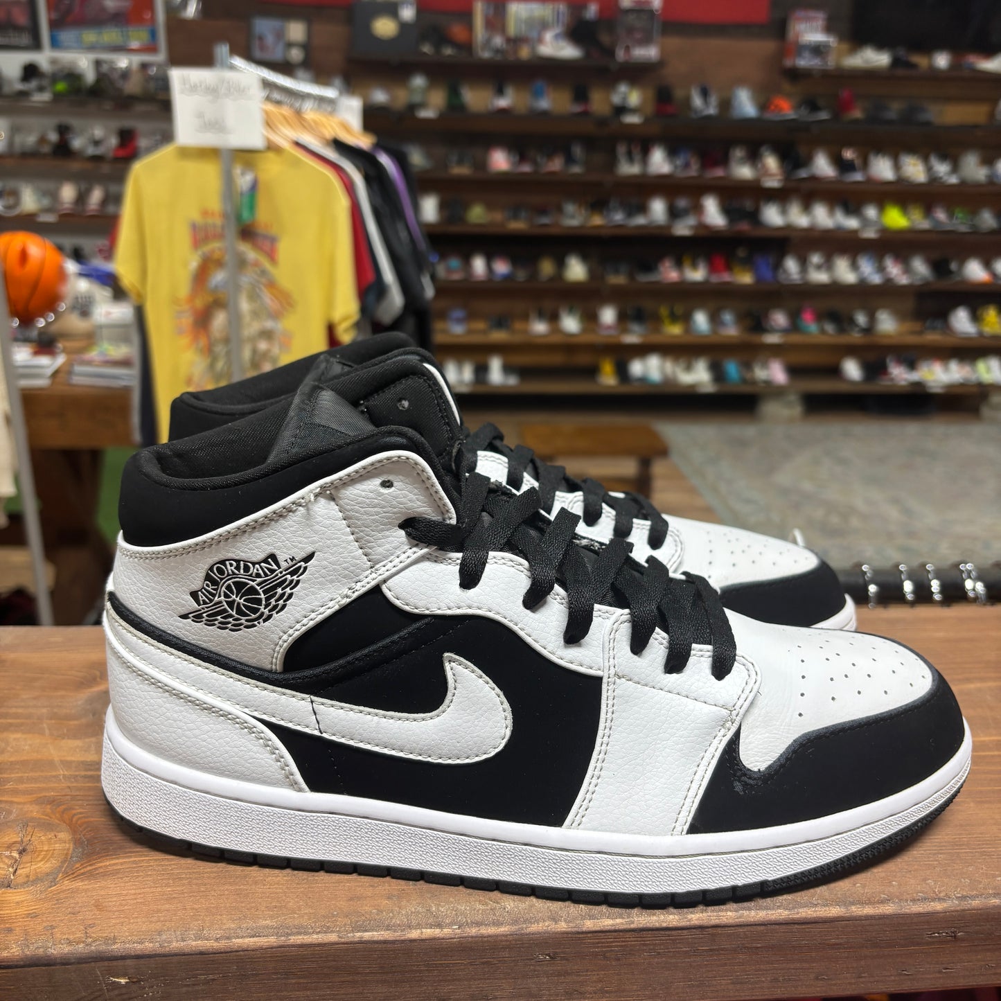 Jordan 1 Mid 'Tuxedo' Size 11