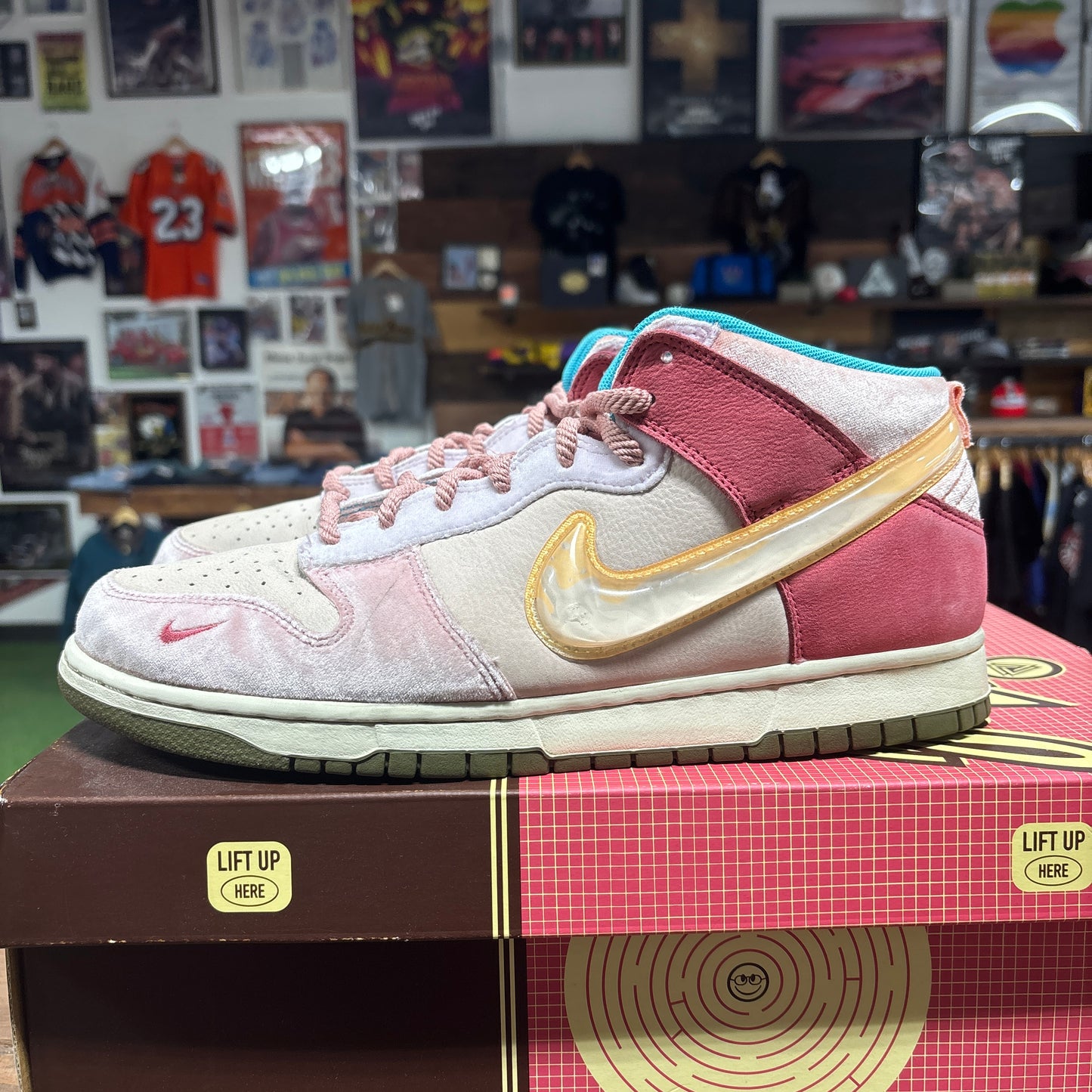 Nike SB Dunk Mid 'Strawberry Milk' Size 11
