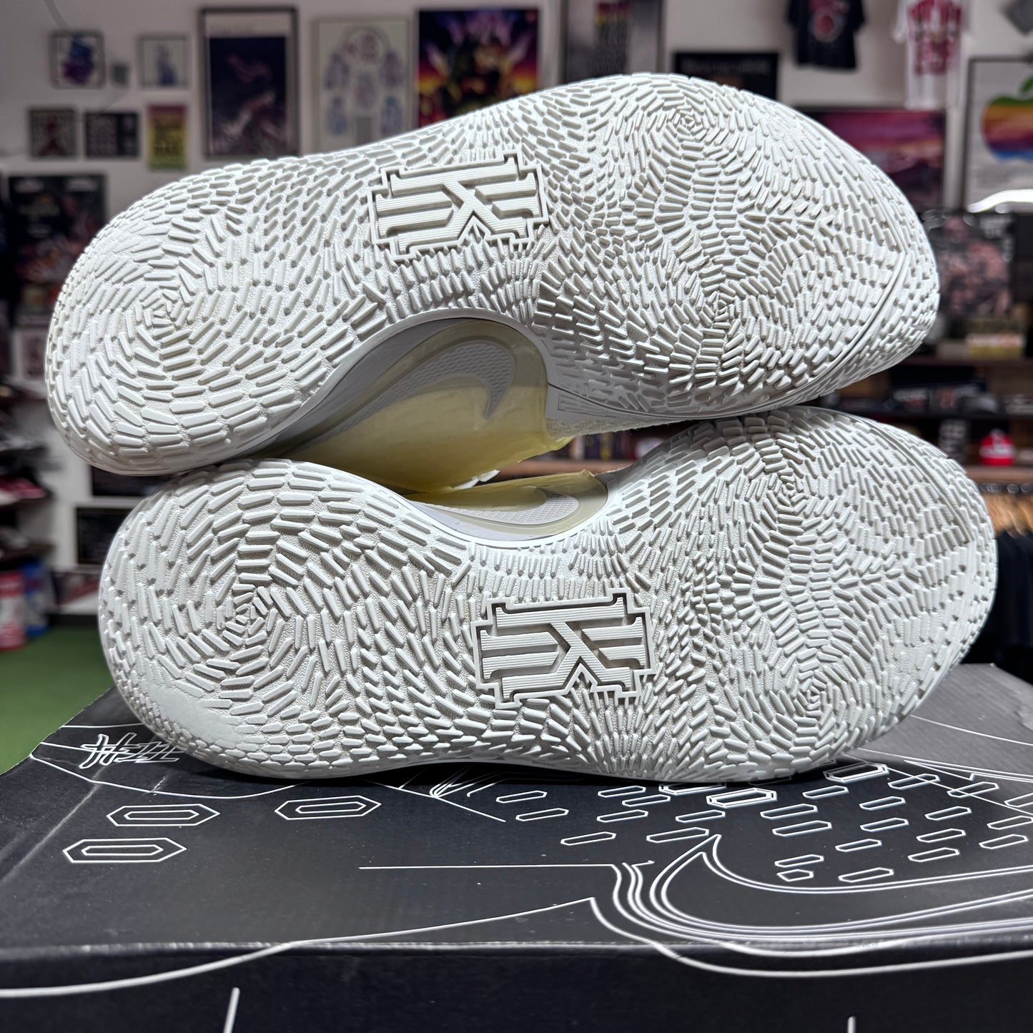 Nike Kyrie 2 'Sandy Cheeks' Size 12