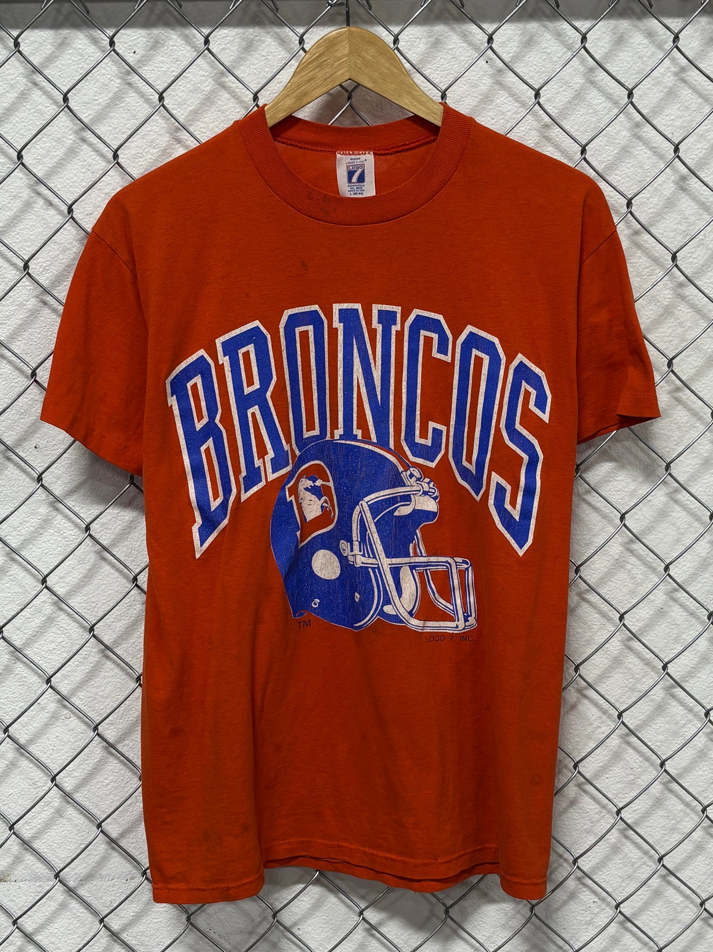 Vintage 90's Logo 7 Denver Broncos NFL Helmet Football Tee Size Large