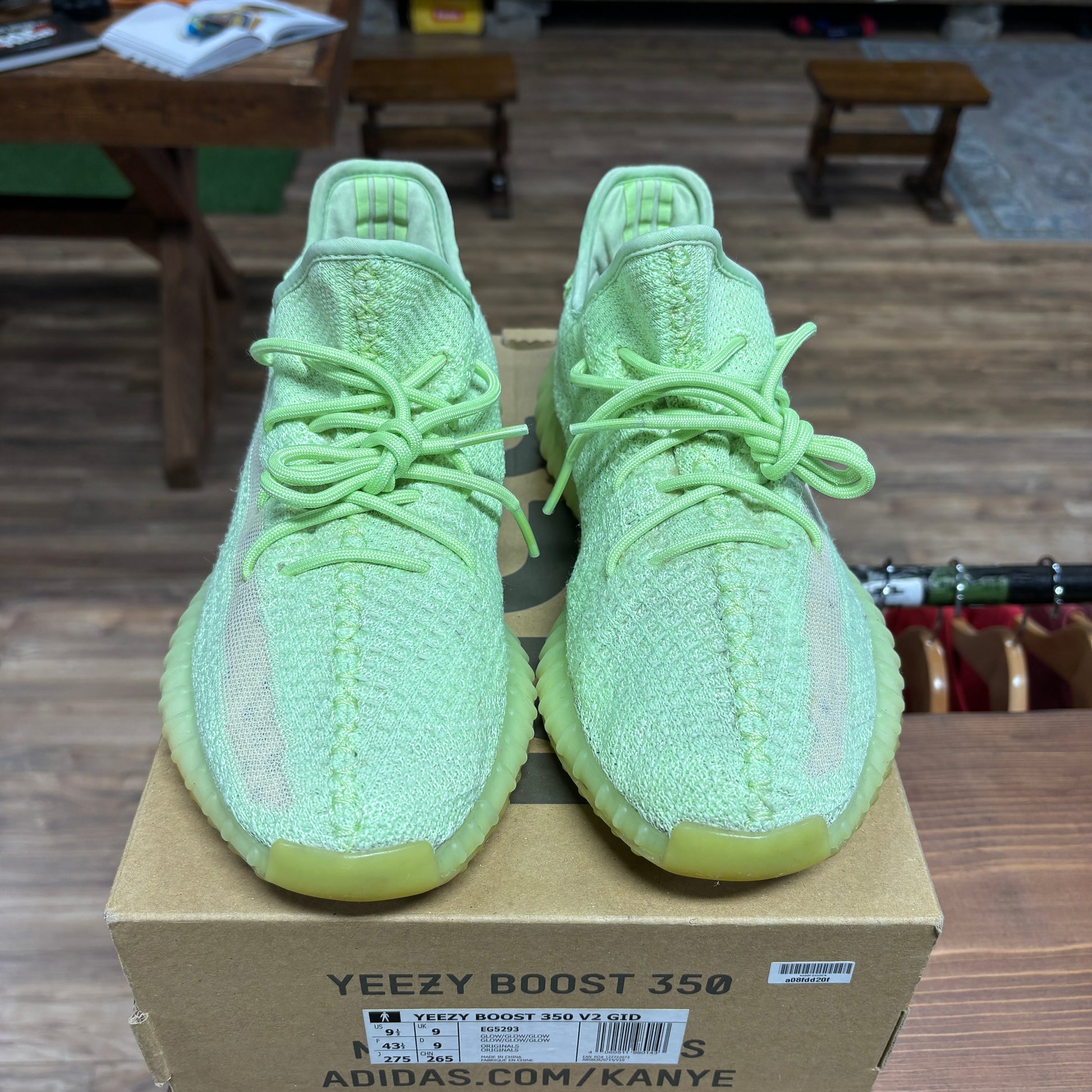 Yeezy 350 v2 'Glow' Size 9.5 the basement Yeezy 350 v2 'Glow' Size 9.5 the basement