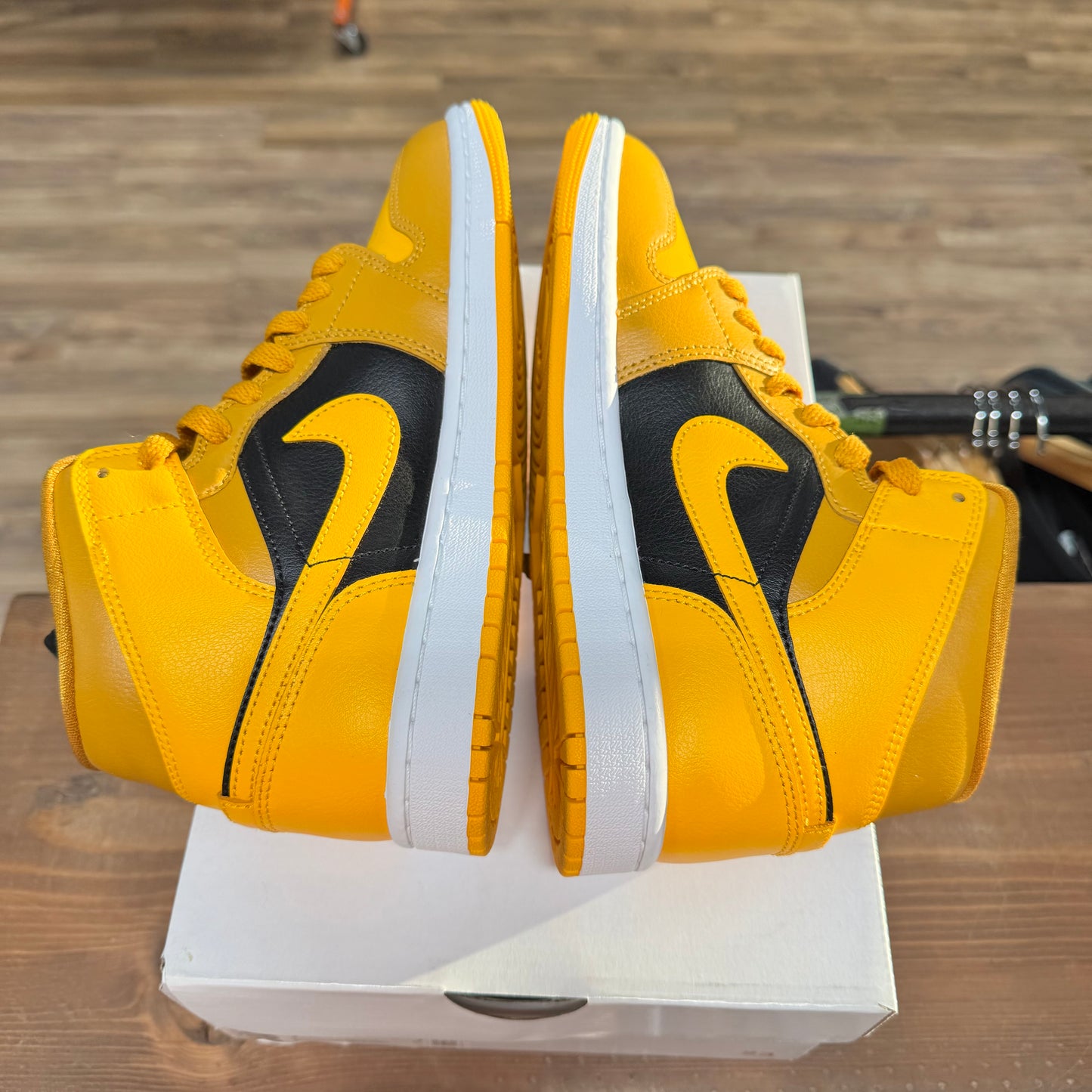 Jordan 1 Mid 'Chutney Taxi' Size 7W