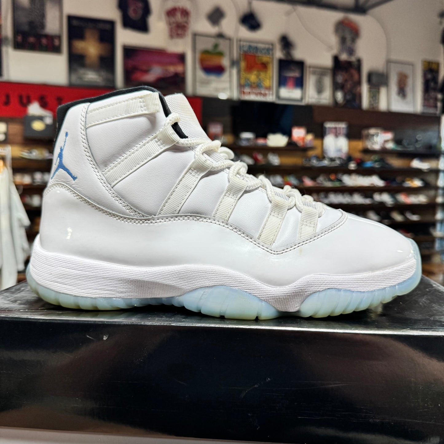 Jordan 11 'Legend Blue' Size 9.5