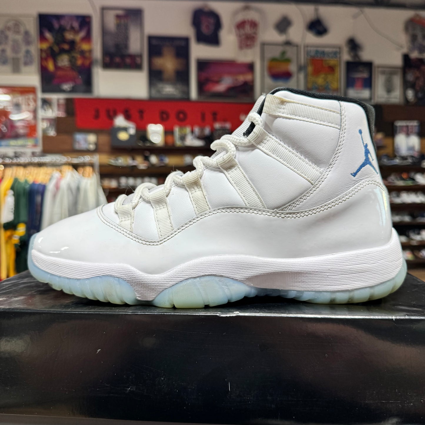 Jordan 11 'Legend Blue' Size 9.5