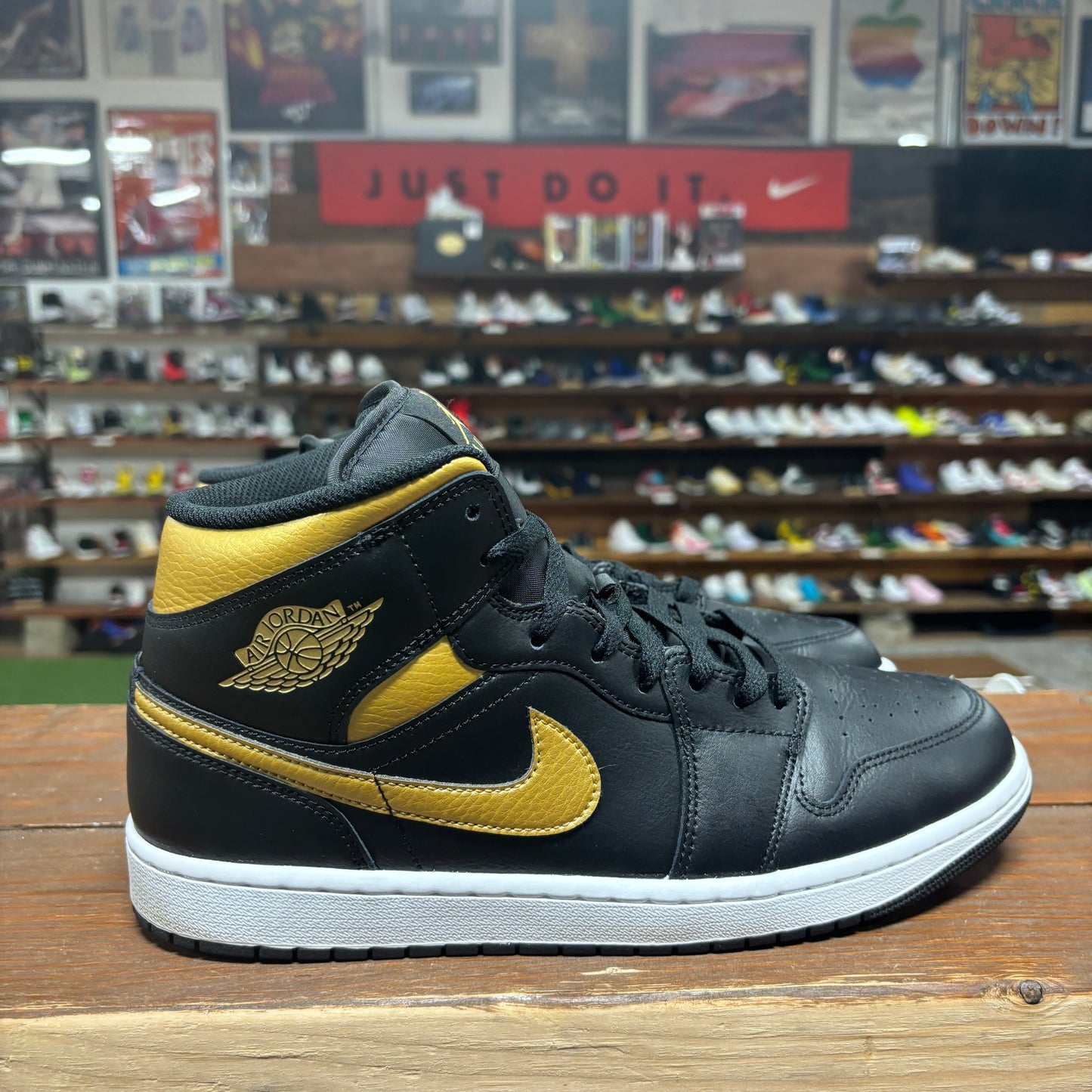 Jordan 1 Mid 'Black Metallic Gold' Size 11