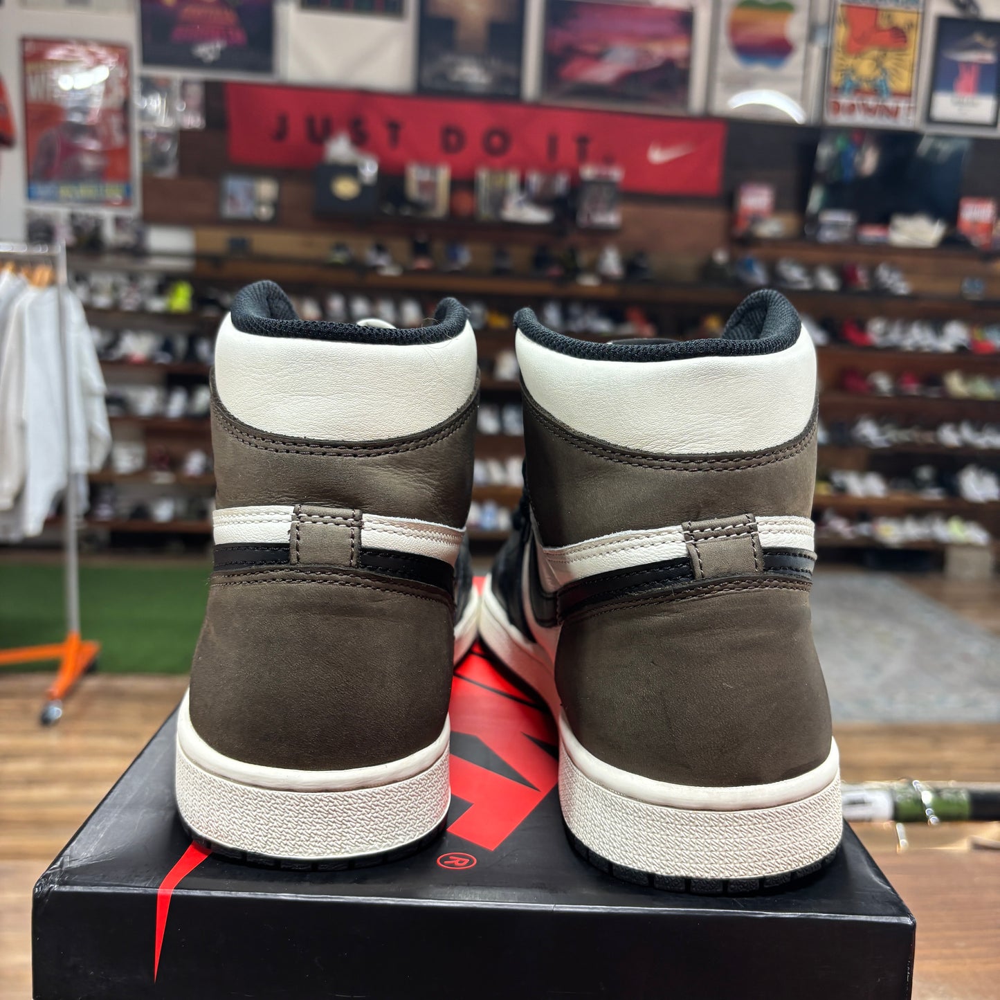 Jordan 1 'Mocha' Size 9.5