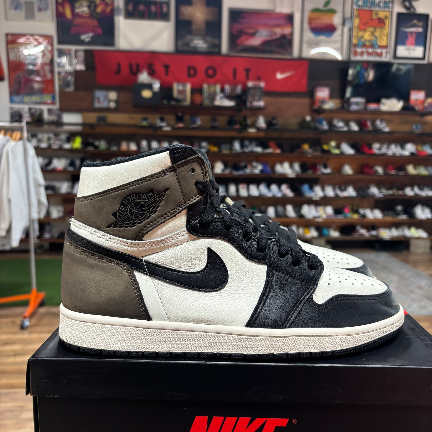 Jordan 1 'Mocha' Size 9.5