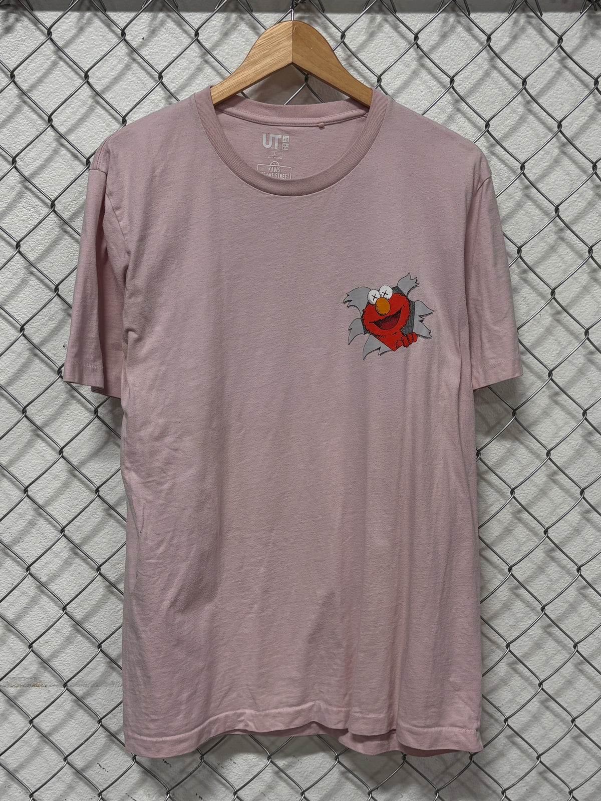 Uniqlo x Kaws Sesame Street Elmo Graphic Tee Size Large